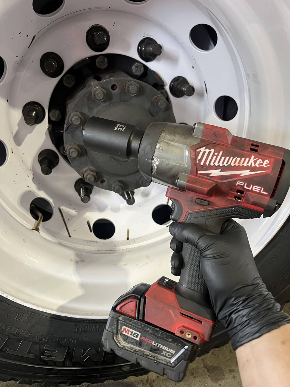 Milwaukee M18 FUEL 1/2 High Torque Impact Wrench with Friction Ring (2967-21B) Kit with 5.0 Ah Battery and Bag customer photo 2