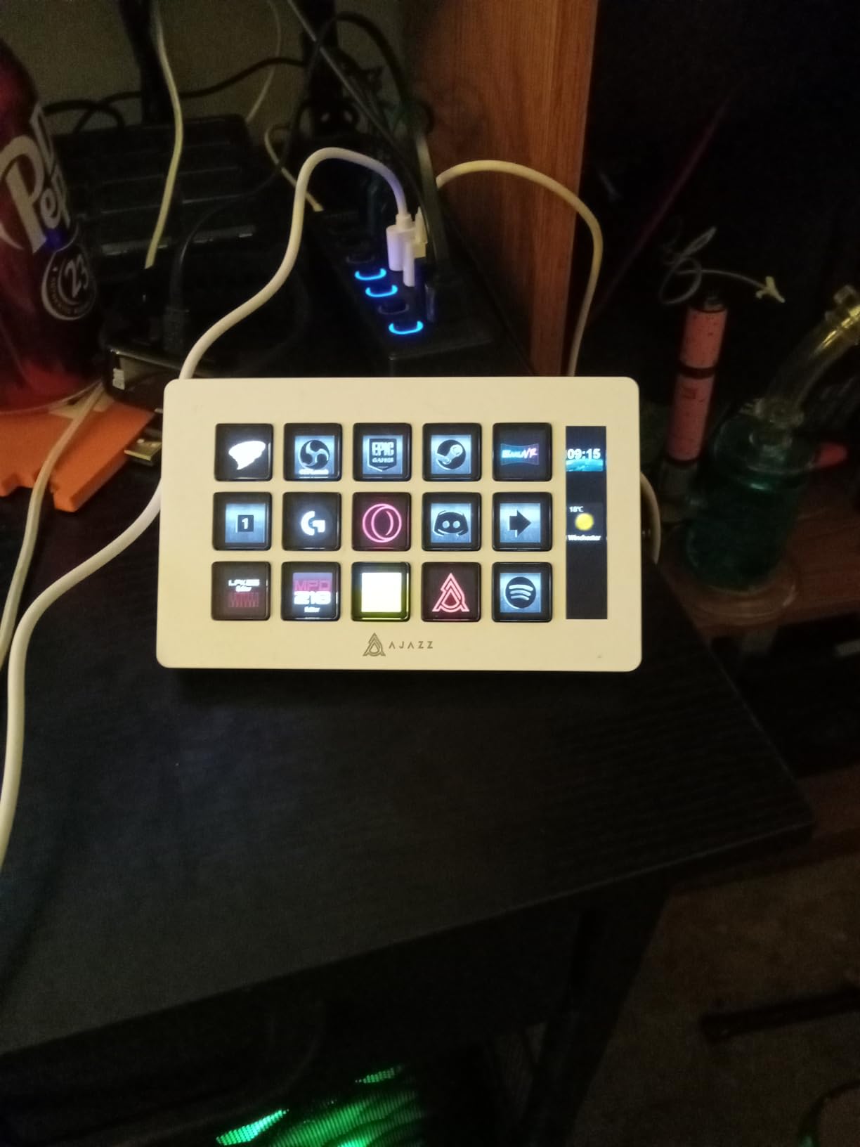 AJAZZ AKP153 Streaming Studio Controller Keypad Type-c Wired with 15 Macro LCD Key&1 Side Screen Display Detachable Stand for Multi Action Triggered in Win MAC Twitter TikTok YouTube OBS App(Black) customer photo 1