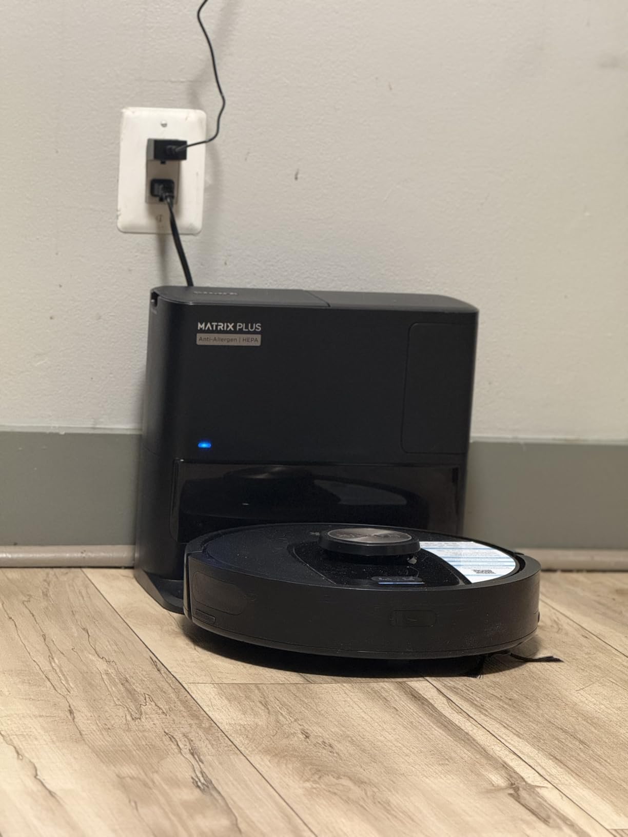 Shark UR2360S Ultra Robot Vacuum, with Matrix Clean, Precision Mapping, 30-Day Capacity HEPA Bagless Self Empty Base, Self-Cleaning Brushroll Perfect for Pet Hair, WiFi, Black (Renewed) customer photo 1