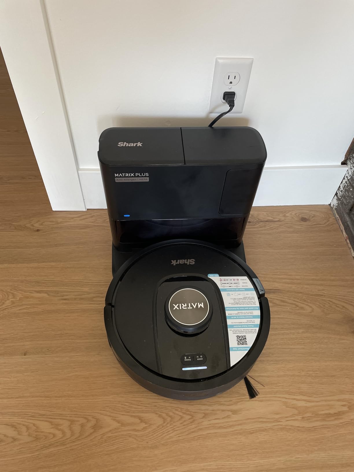 Shark UR2360S Ultra Robot Vacuum, with Matrix Clean, Precision Mapping, 30-Day Capacity HEPA Bagless Self Empty Base, Self-Cleaning Brushroll Perfect for Pet Hair, WiFi, Black (Renewed) customer photo 2