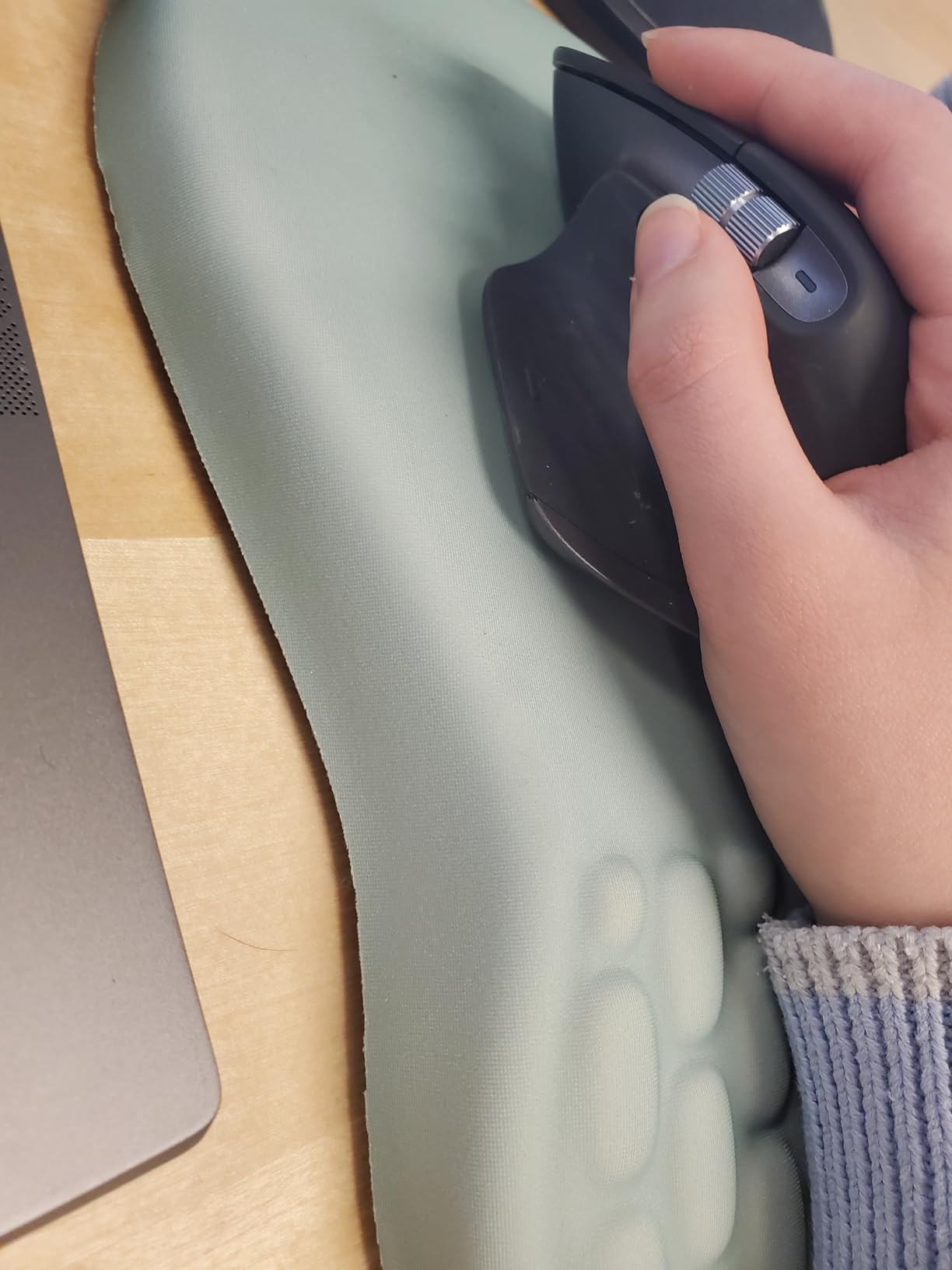 YIWEI Ergonomic Mouse Pad with Wrist Support - Gel Memory Foam Mouse Mat for Computer Keyboard & Laptop - Non-Slip Base, Pain Relief for Home Office & Gaming - Black customer photo 2