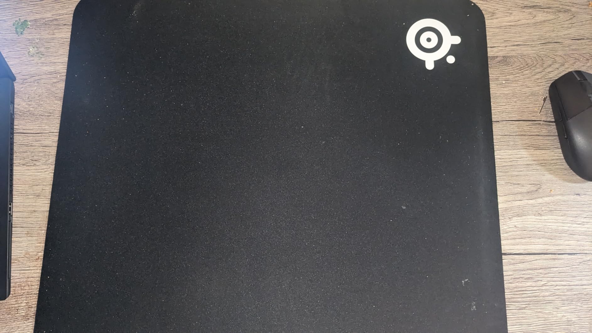 SteelSeries QcK Gaming Mouse Pad - XXL Cloth - Peak Tracking and Stability - Esports Mousepad - Never-Slip - Full Desk Coverage customer photo 1