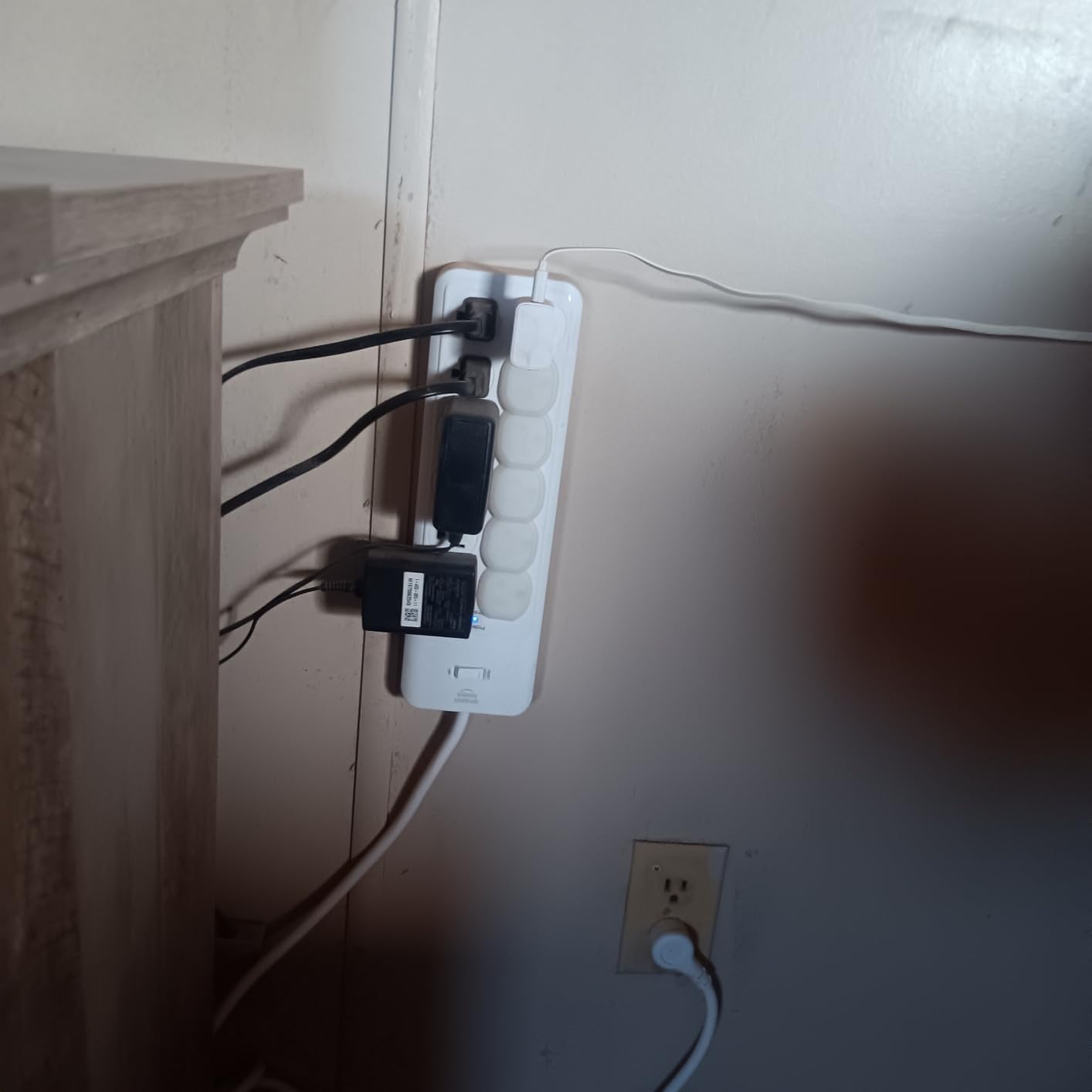 Amazon Basics 12-Outlet Surge Protector Power Strip, 4000 Joules, 8ft Extension Cord, Rectangle, for Home, Office, Gaming Room, Black customer photo 1