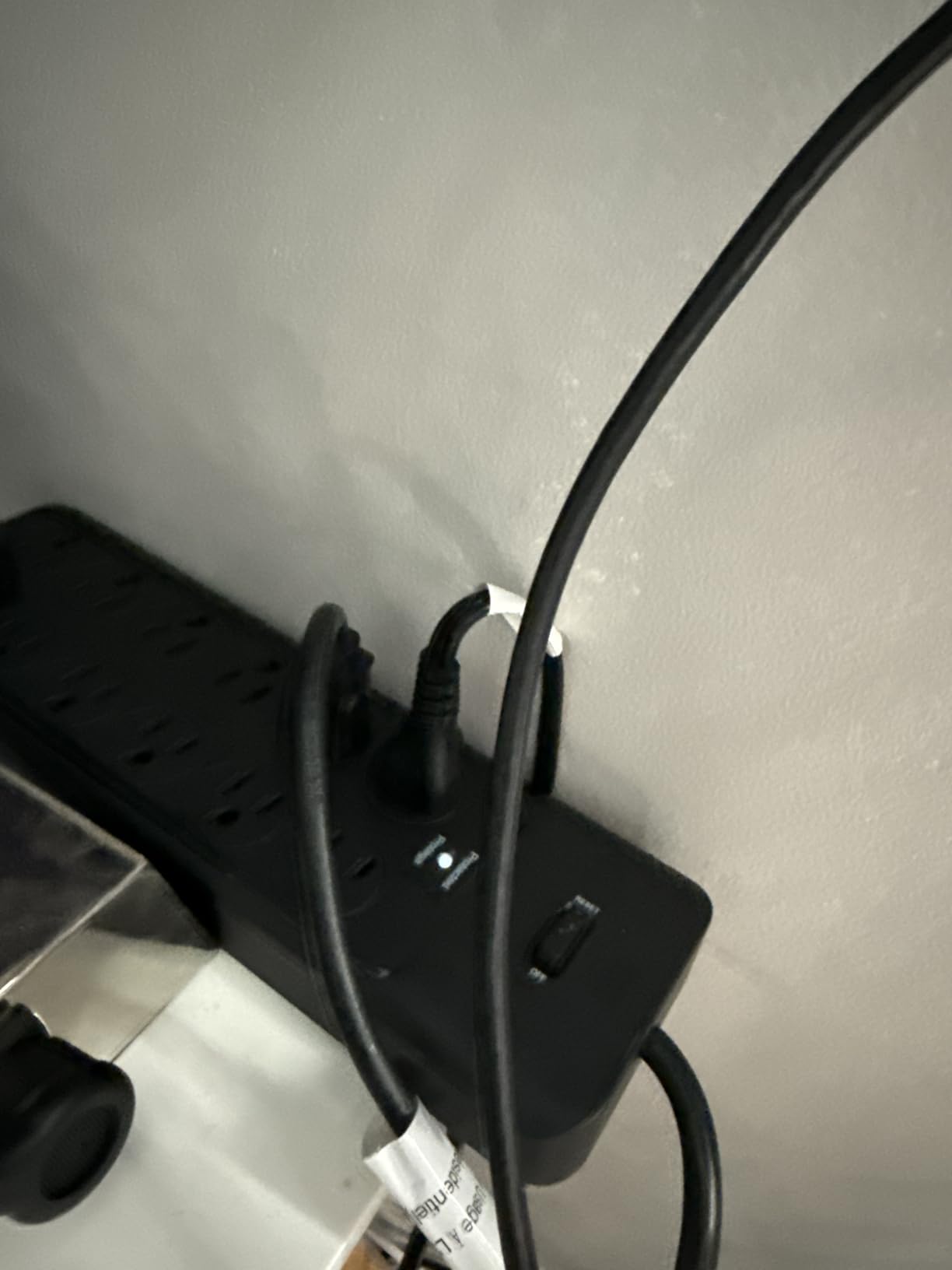 Amazon Basics 12-Outlet Surge Protector Power Strip, 4000 Joules, 8ft Extension Cord, Rectangle, for Home, Office, Gaming Room, Black customer photo 2