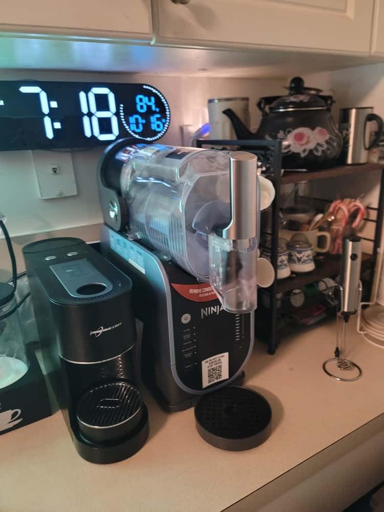 Ninja SLUSHi with RapidChill Technology, 88 oz. Frozen Drink & Slushie Machine, 5 Preset Programs, Margaritas, Frappés, and More, Premium Accents, Black, FS301 customer photo 1