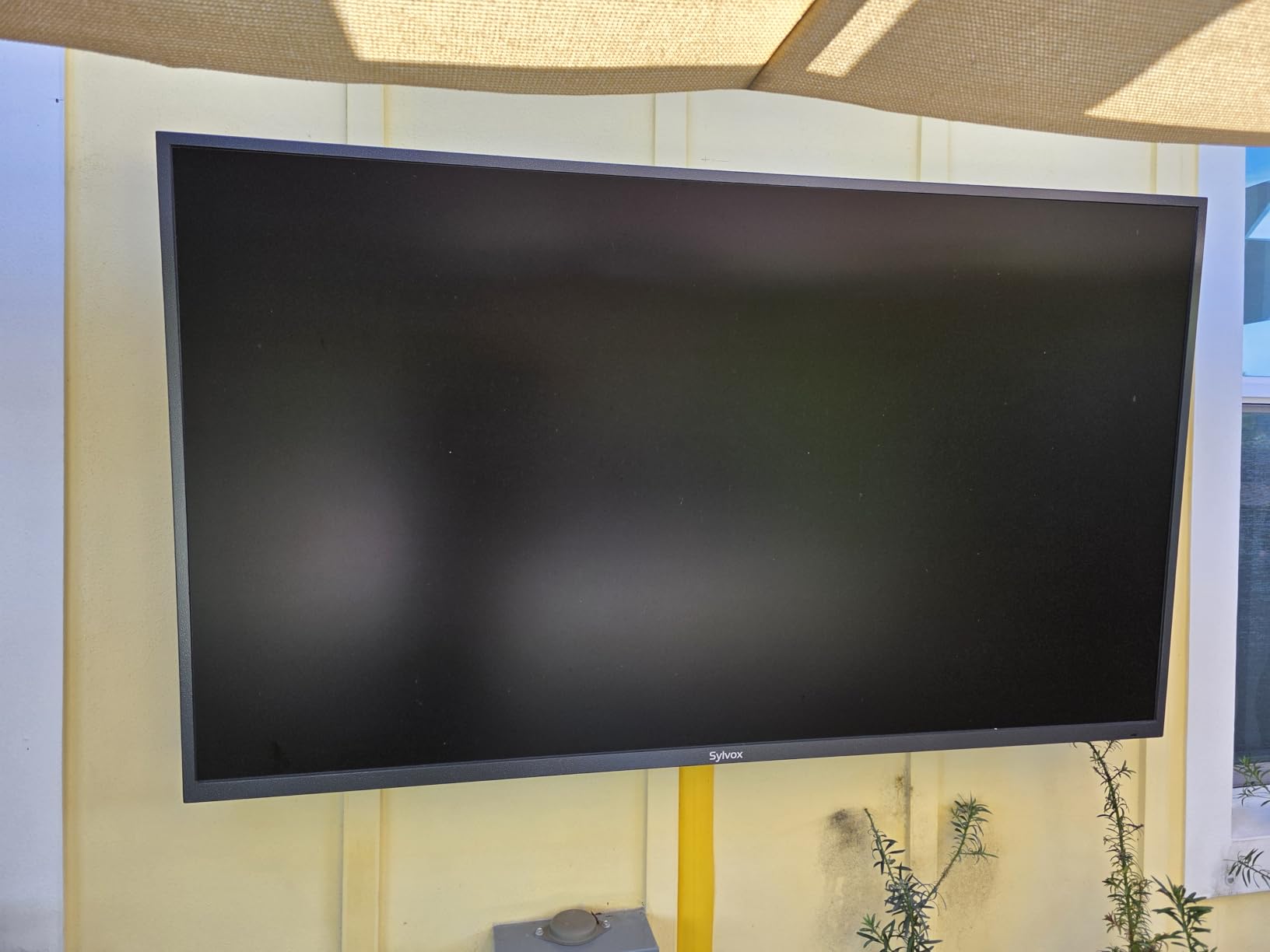 SYLVOX Outdoor TV, 43 inch Smart TV Waterproof Outdoor TVs, 4K Weatherproof Television for Outside, Support Google Assistant, Chromecast, 1000 nit Brightness Partial Sun (Deck Pro 2.0/2024) customer photo 1