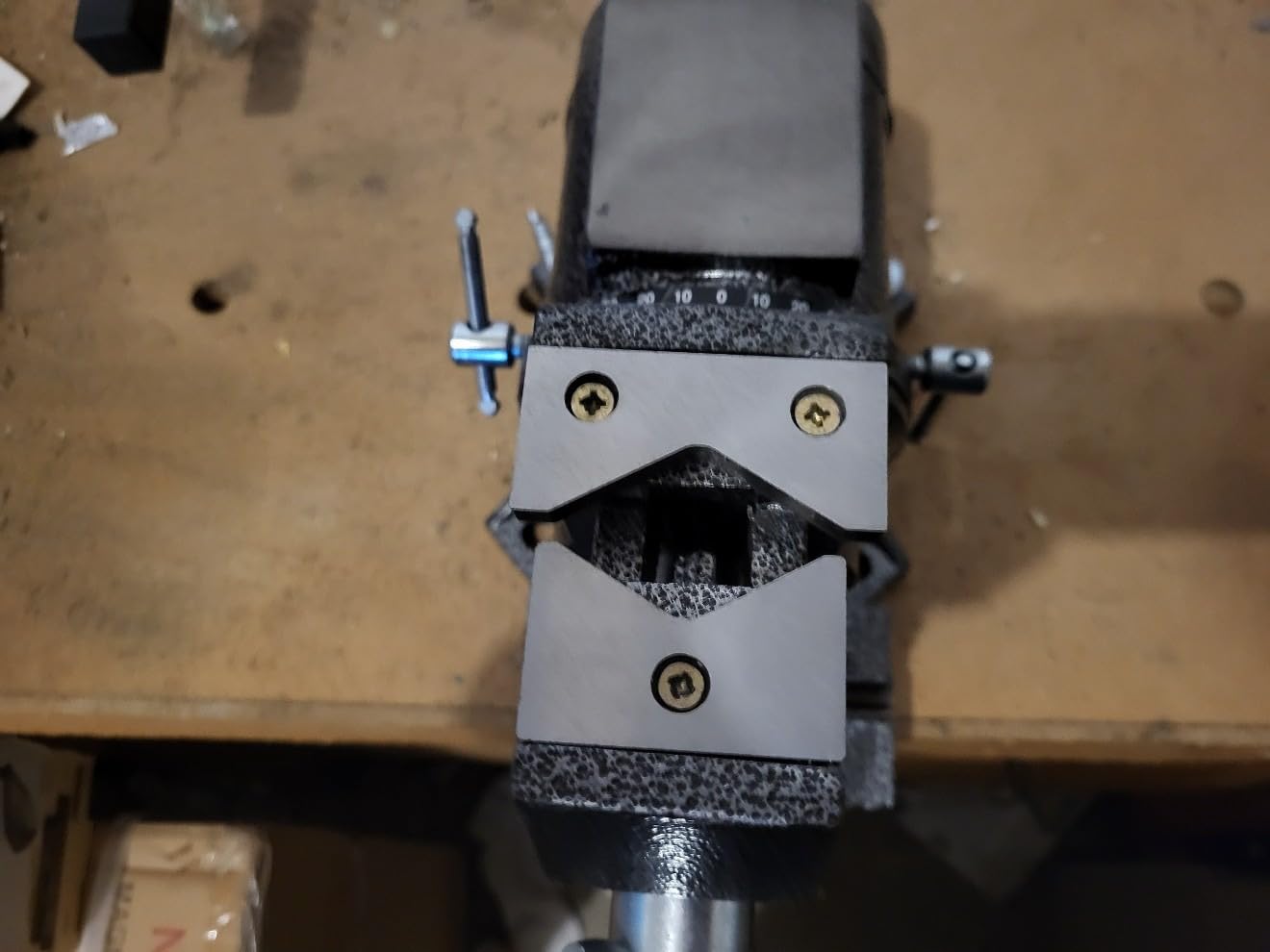 Bench Vise, 6inch Jaw Width 5inch Jaw Opening, 360° Swivel Base, Multipurpose Heavy Duty Workbench Vise with Anvil and 1 Pair Vise Jaw Pad, Table Vise Clamp force 5500LBS customer photo 1