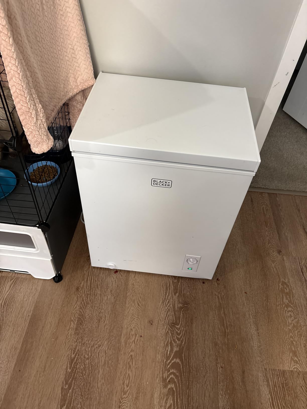 BLACK+DECKER 2.0 Cu. Ft. Compact Chest Freezer, Deep Freezer Holds Up To 70 Lbs. of Frozen Food, Removable Storage Basket, Manual Defrost, White customer photo 1