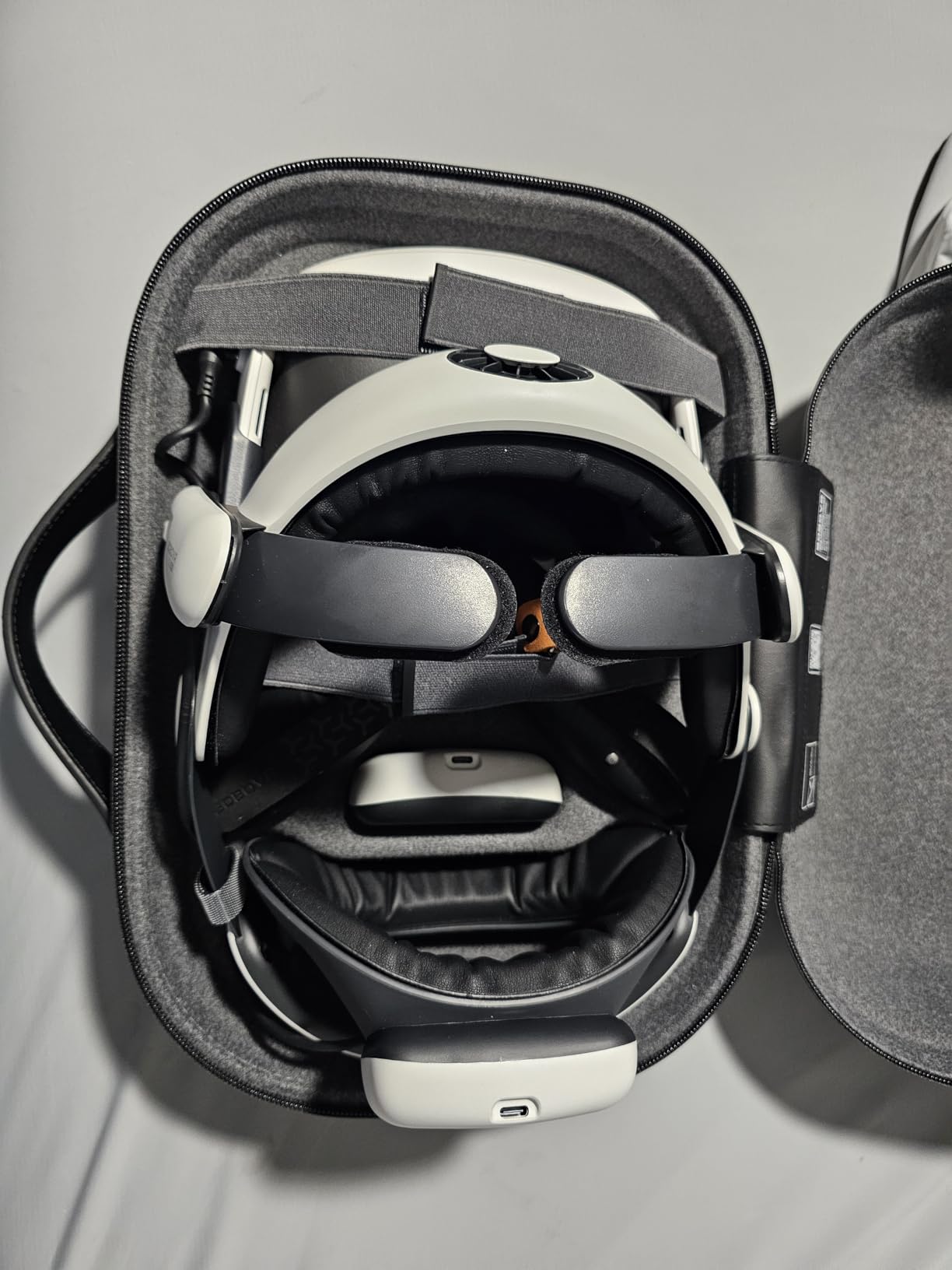 BOBOVR C3 Carrying Case,Three Versatile Modes, Desktop Stand for Tidy Workspace, Compatible with Quest 3/3S customer photo 2