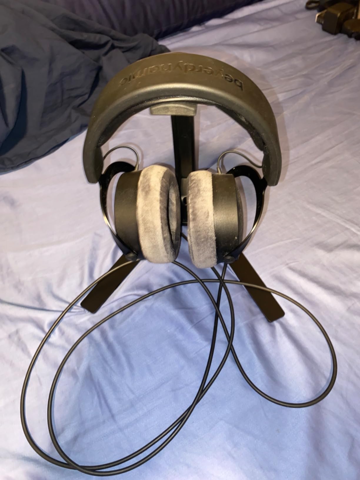 Kanto H3 Universal Desktop Headphone and Headset Stand with Silicone Padding customer photo 1