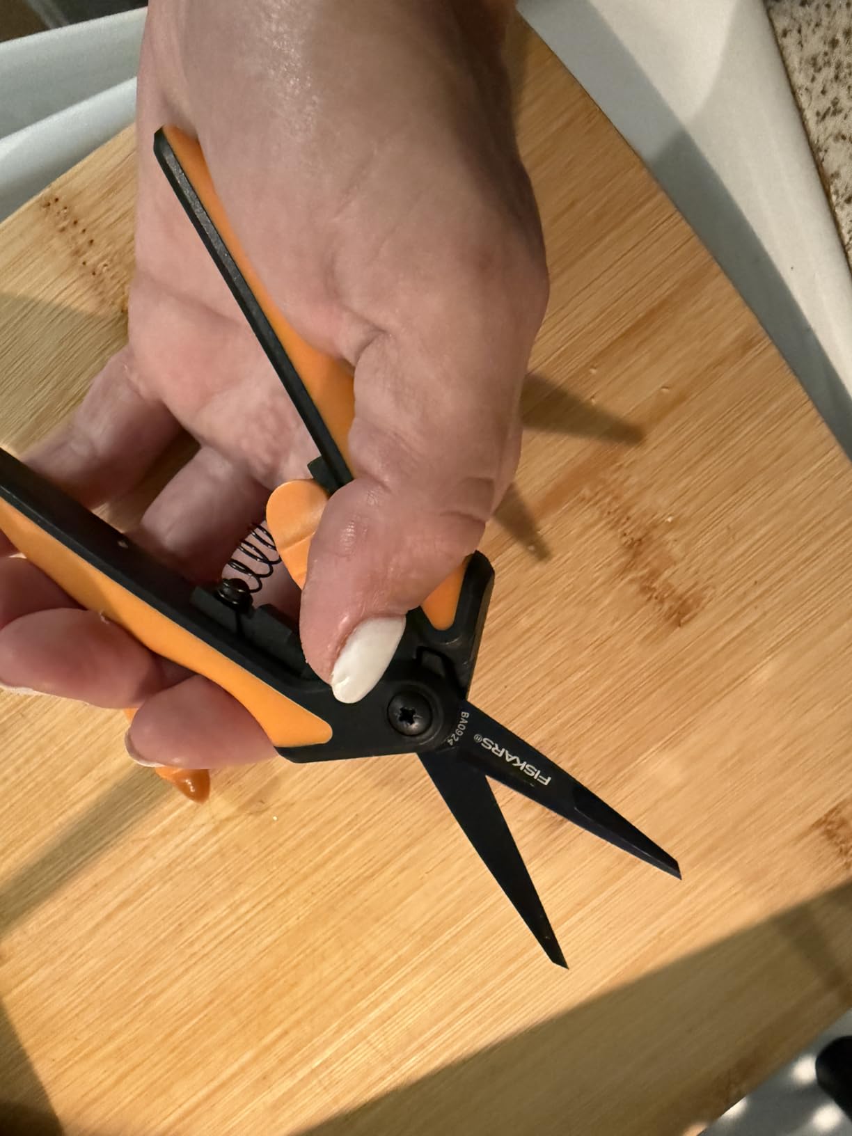 Fiskars 5-Piece Flower Gardening Essentials Set, Floral Pruner, Trowel, Cultivator, Gloves & Kneeling Cushion, Easy Action Bypass Blade with Wire Cutter & Stem Stripper, Lightweight Rustproof customer photo 2