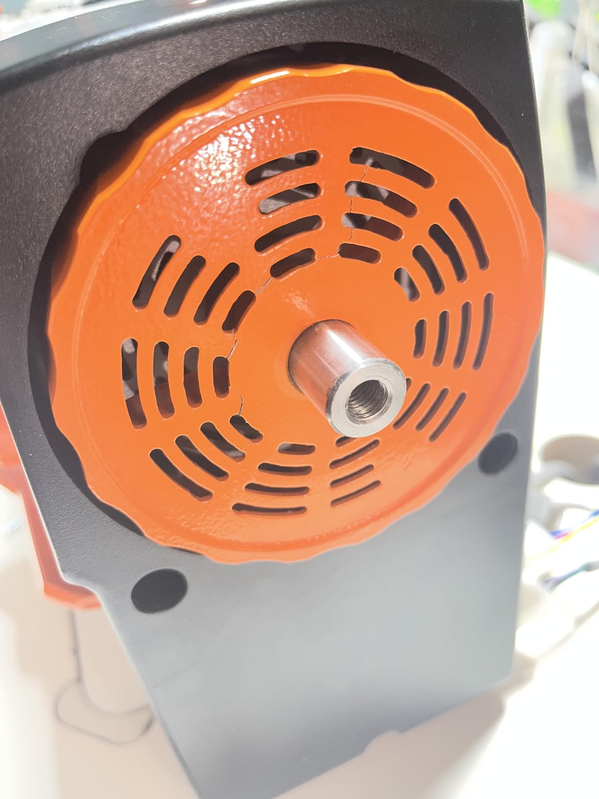 VEVOR Industrial Sewing Machine, 550W Servo Motor and Table Stand, 5000s.p.m Heavy-duty Lockstitch Sewing Machine, Clear Control Panel and Electro-mechanization Intelligent Start-stop for Easy Use customer photo 2