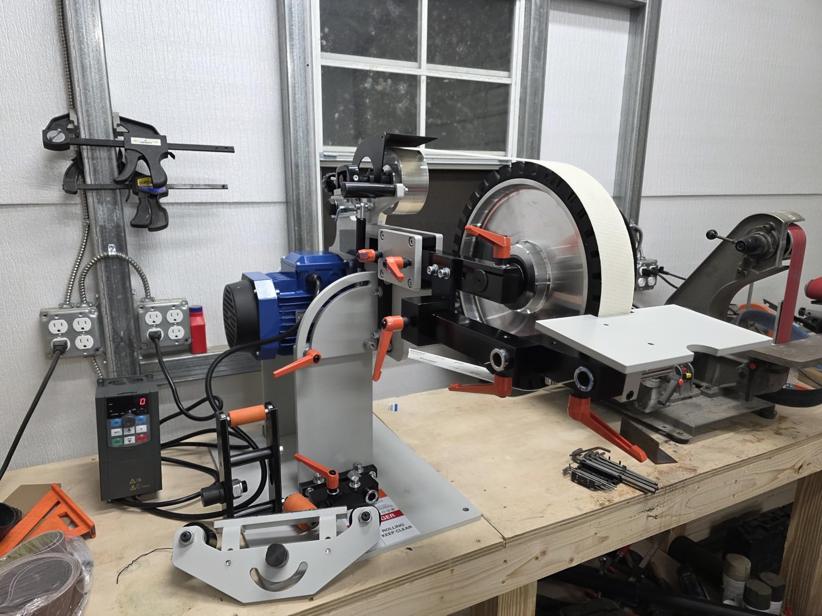 VEVOR Belt Grinder Sander, 72 x 2-Inch Variable Speed Belt Polisher with VFD, 1500W 2HP Polishing Grinding Machine with 3 Grinding Moulds & 3PCS Sanding Belts for Metalworking, Knife Making customer photo 1