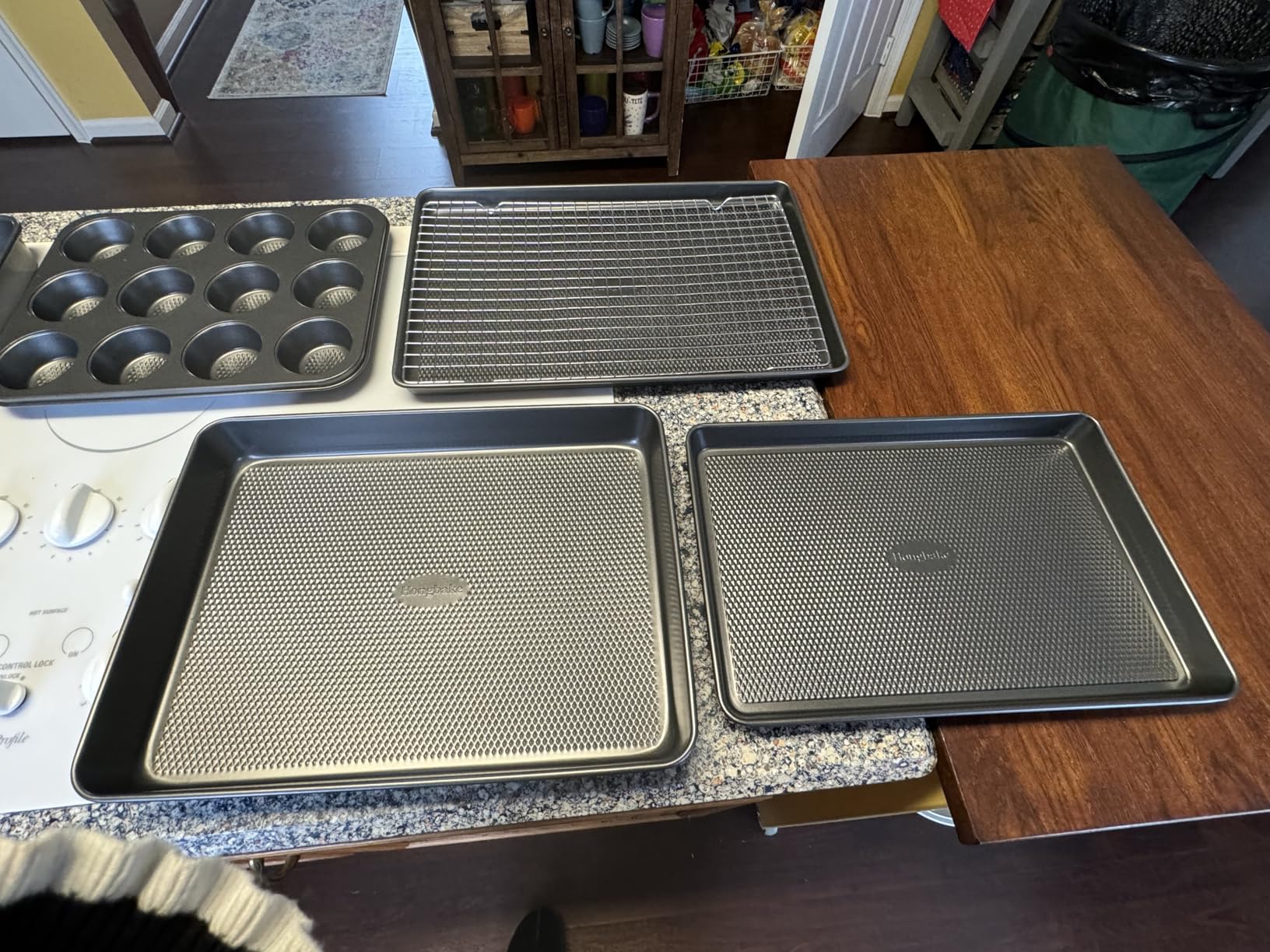 HONGBAKE 9-Piece Baking Pans Set Nonstick, Stackable Non Toxic Bakeware Sets with Diamond Texture, Oven Pan Set for Cooking, Includes Cookie Sheet with Rack, Cake Pan, Roasting Pan, Muffin Tin, Gold customer photo 2