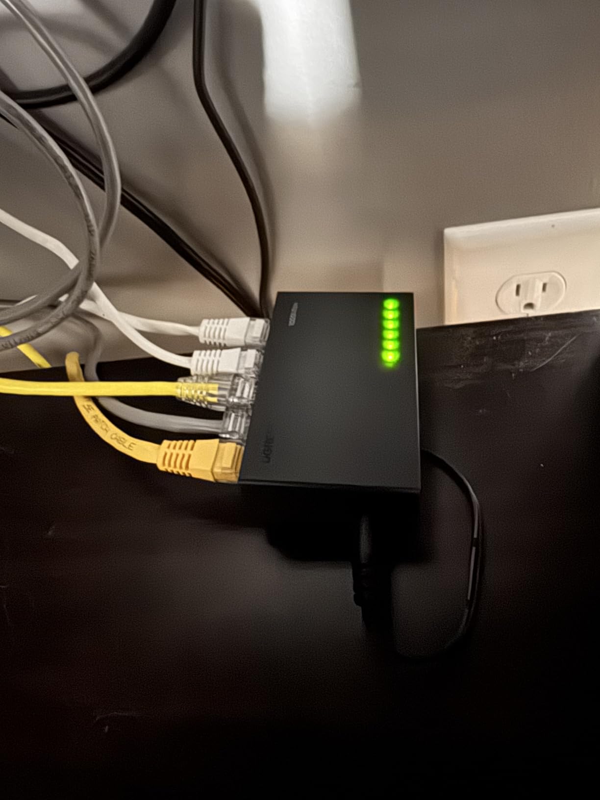 UGREEN Ethernet Switch, 5 Port Gigabit Ethernet Splitter, Plug & Play, Wall Mount & Desktop Network Switch Hub, Unmanaged, Compact, with LED, Fanless Quiet, for Internet Cable, Laptop, Router, NAS customer photo 2