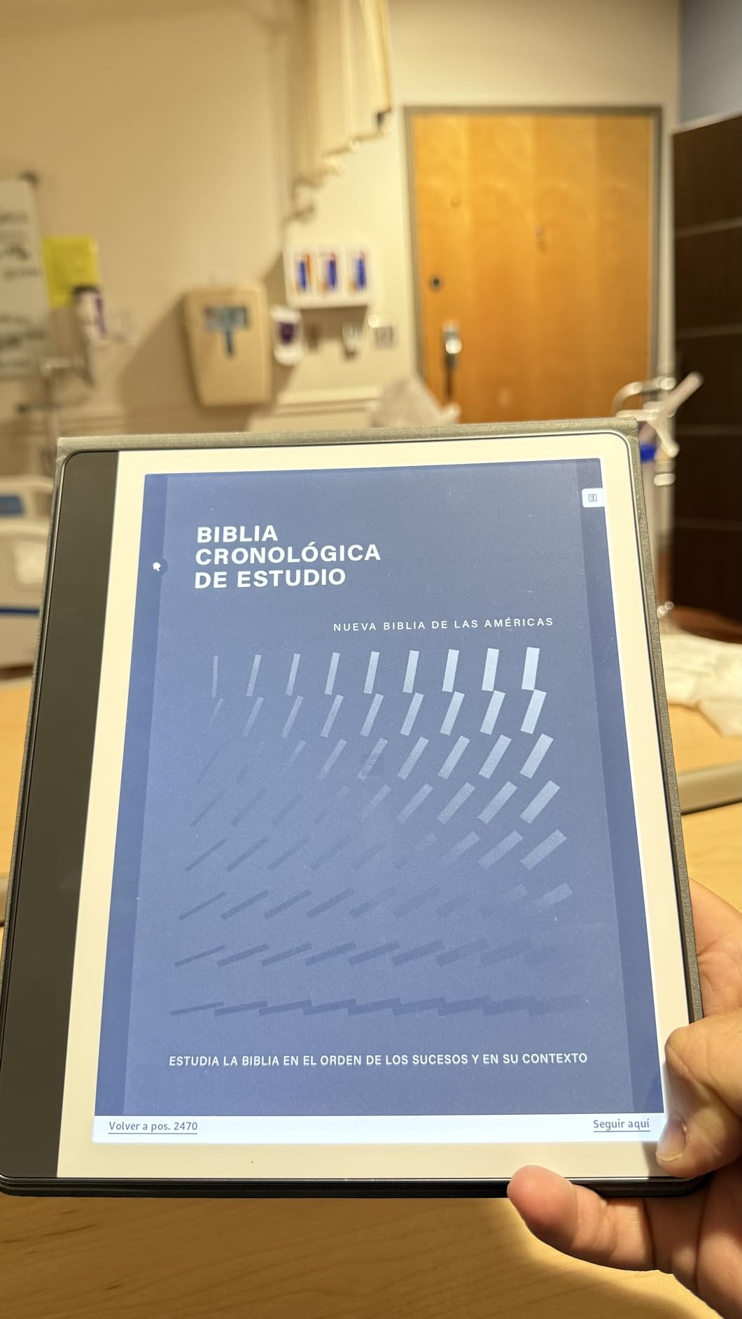 Amazon Kindle Scribe Essentials Bundle including Kindle Scribe (32GB) - Tungsten, Premium Pen, Plant-Based Leather Folio-Black, and Power Adapter customer photo 1