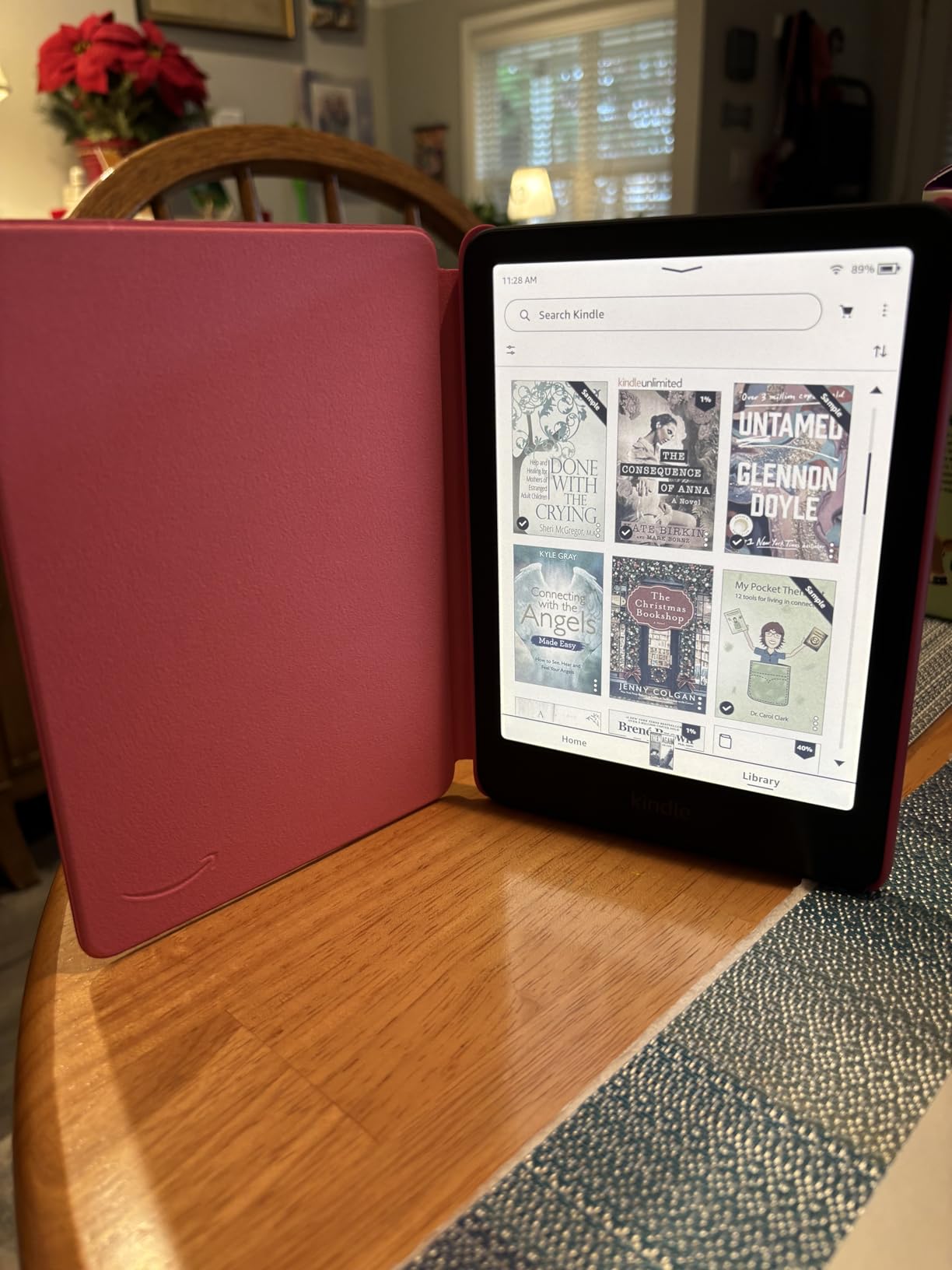 Kindle Colorsoft Essentials Bundle including Kindle Colorsoft (16 GB) - With color display - Black, Plant-Based Leather Cover-Raspberry and Power Adapter customer photo 1