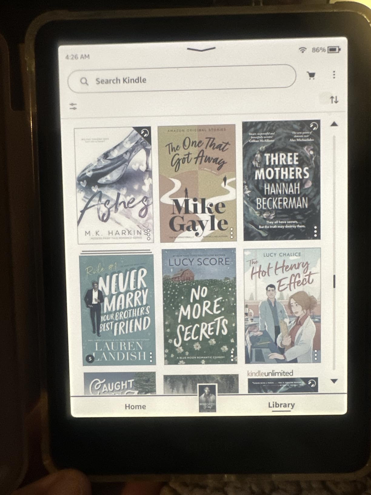 Introducing Amazon Kindle Colorsoft Signature Edition Essentials Bundle including Kindle Colorsoft Signature Edition (32GB)- Black, Plant-Based Leather Cover-Jade and Wireless Charging Dock customer photo 1