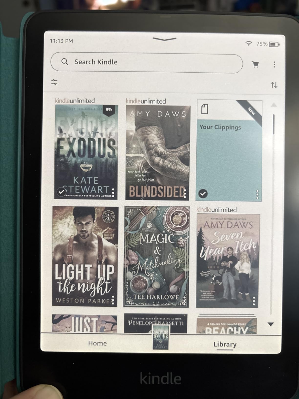 Introducing Amazon Kindle Colorsoft Signature Edition Essentials Bundle including Kindle Colorsoft Signature Edition (32GB)- Black, Plant-Based Leather Cover-Jade and Wireless Charging Dock customer photo 2