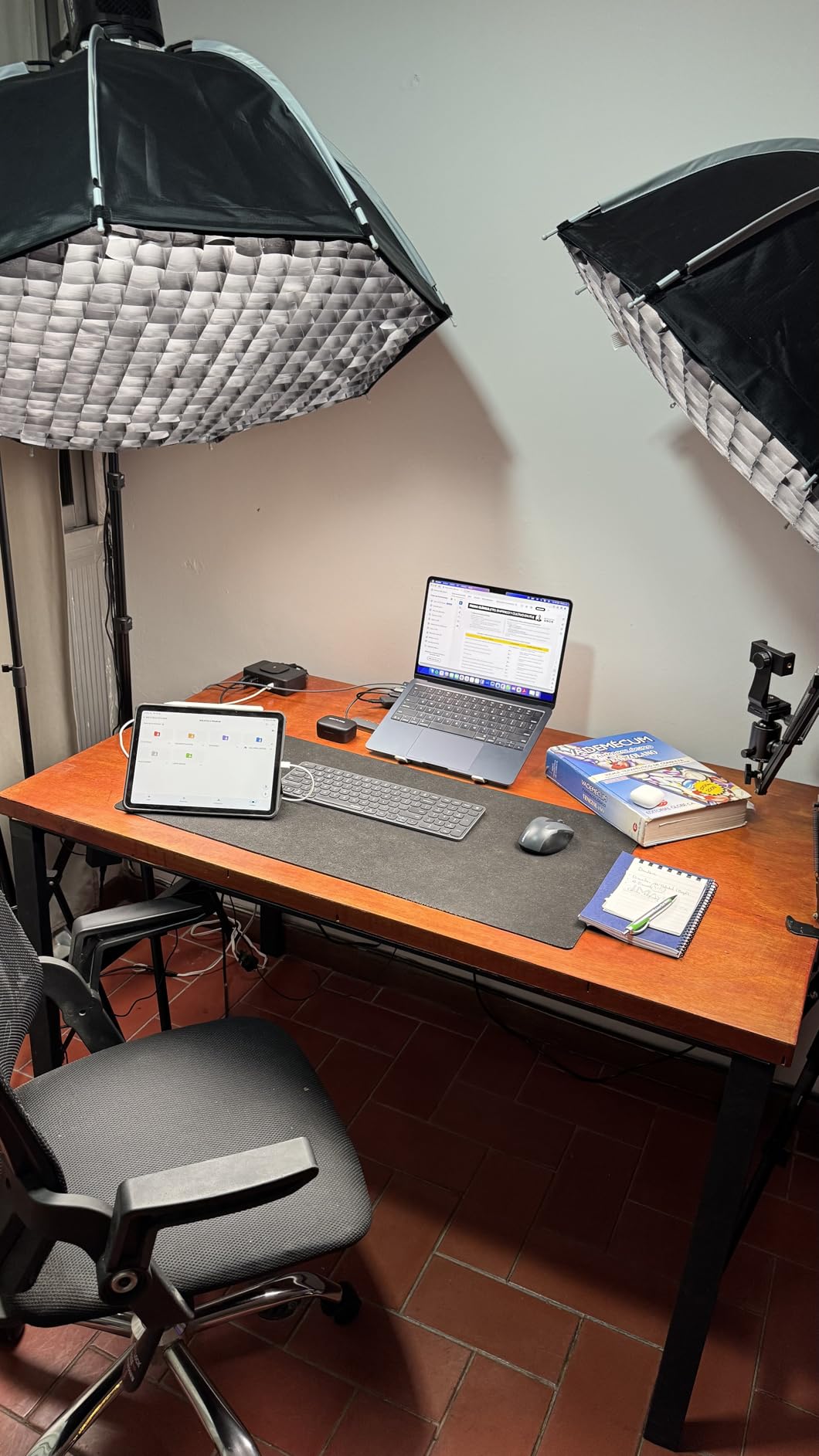 NEEWER CB120B 120W LED Video Light with 2.4G&APP Control COB Bi Color 2700K-6500K 78000lux at 1m/CCT Mode/CRI97/12 Scenes/Bowens Mount Continuous Output Lighting for Studio Photography/Video Recording customer photo 1