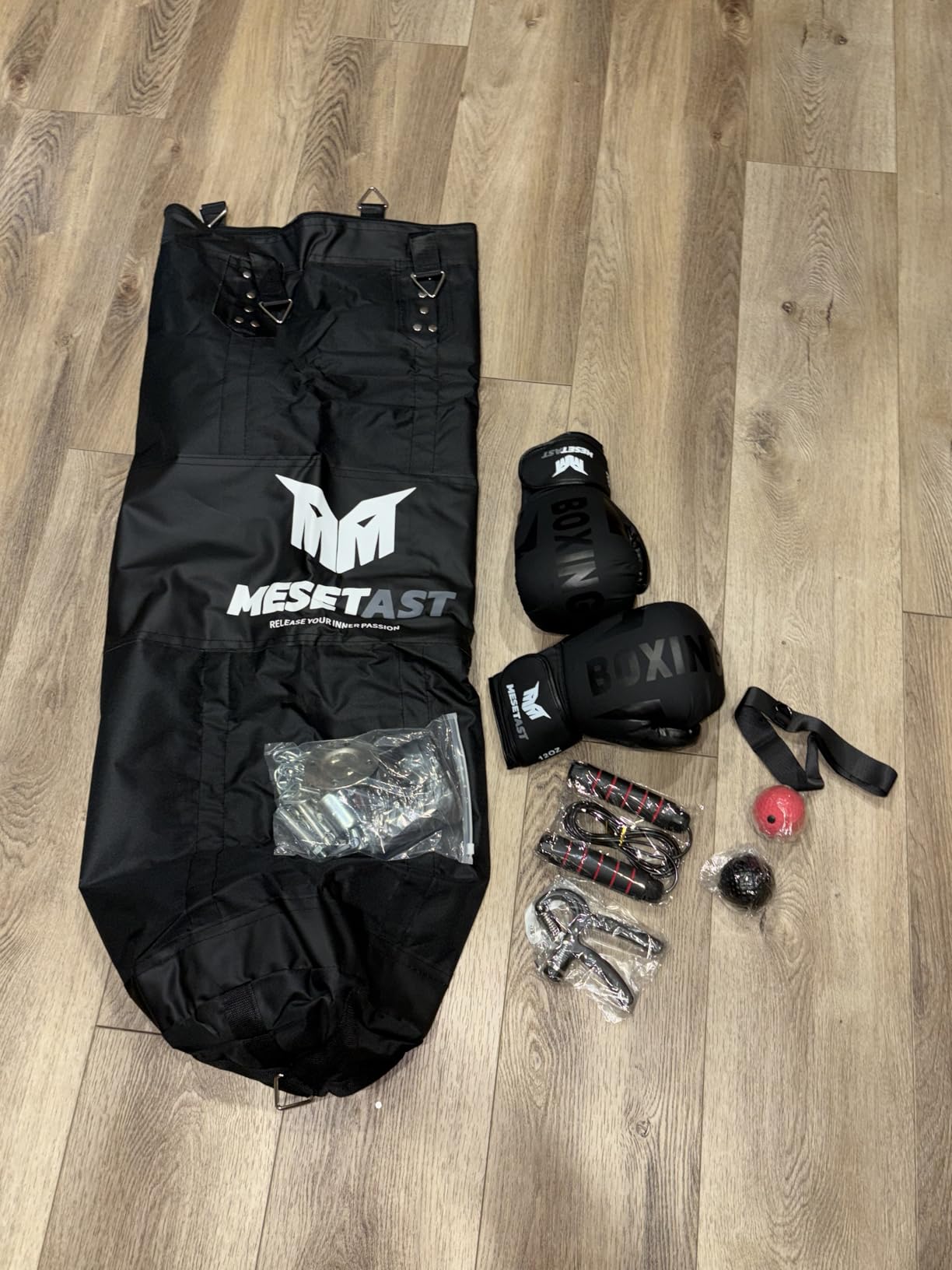 Punching Bag for Adults, 4ft Heavy Boxing Bag Set with 12 OZ Gloves for MMA Karate Kickboxing Boxing - Unfilled customer photo 1