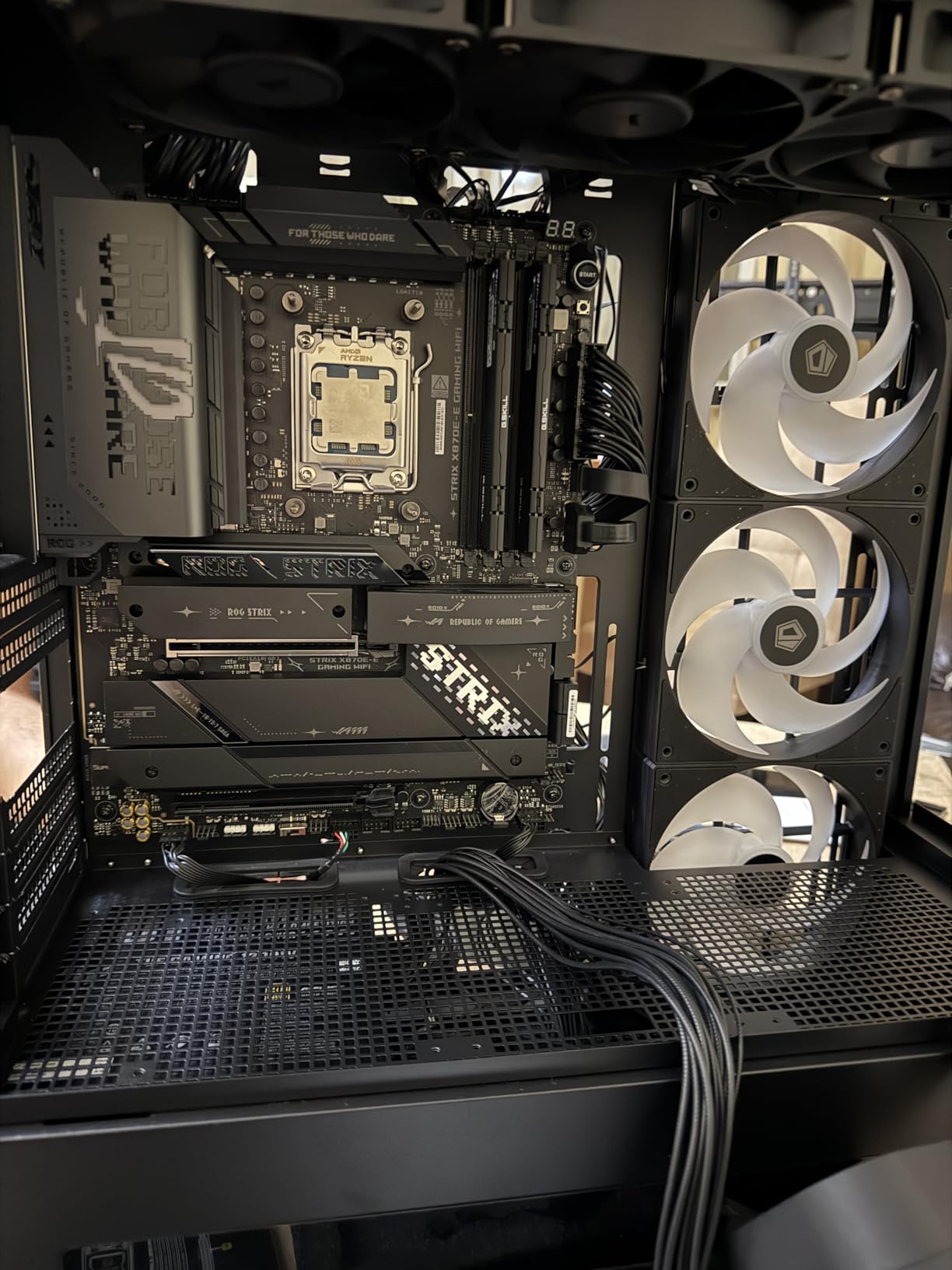 ASUS ROG Strix X870E-E Gaming WiFi AMD AM5 X870 ATX Motherboard 18+2+2 Power Stages, Dynamic OC Switcher, Core Flex, DDR5 AEMP, WiFi 7, 5X M.2, PCIe 5.0, Q-Release Slim, USB4, AI OCing & Networking customer photo 2