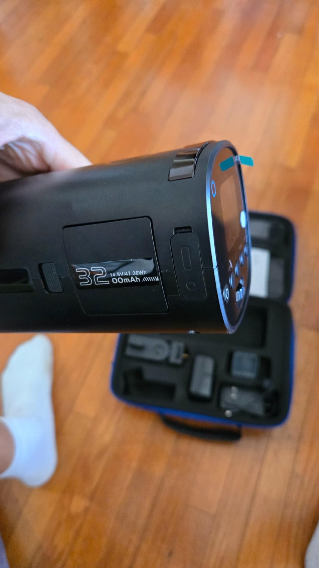 NEEWER Q200 200Ws 2.4G TTL Outdoor Studio Flash Strobe with App Control,1/8000 HSS, 3200mAh Battery Powered Photography Monolight Speedlite 10W Modeling Lamp/750 Full Power Flash/0.01~1.5s Recycle customer photo 2