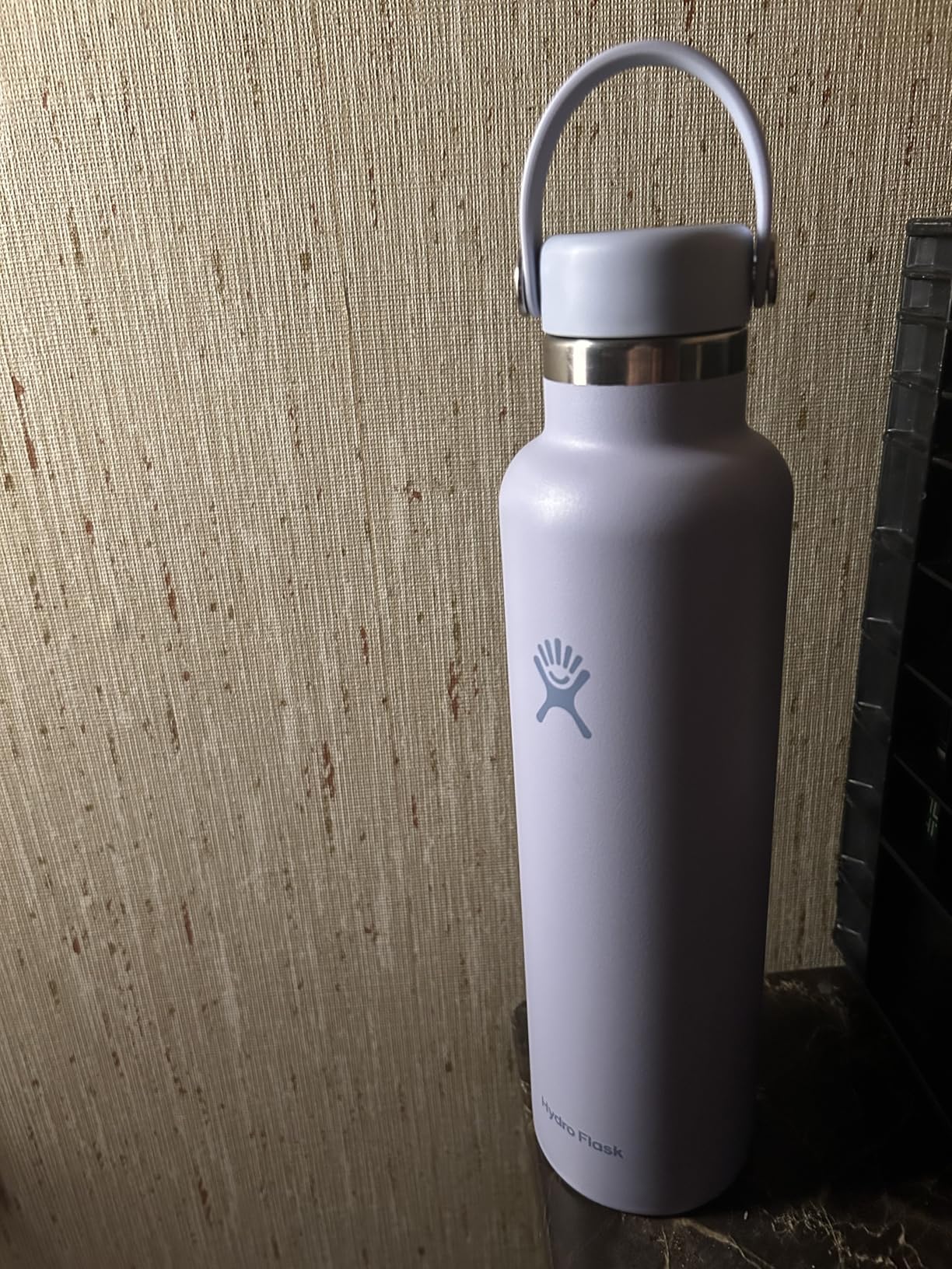 Hydro Flask Water Bottle - Insulated Stainless Steel - Non Spill, Leakproof in 24 Oz Tonal Trillium customer photo 2