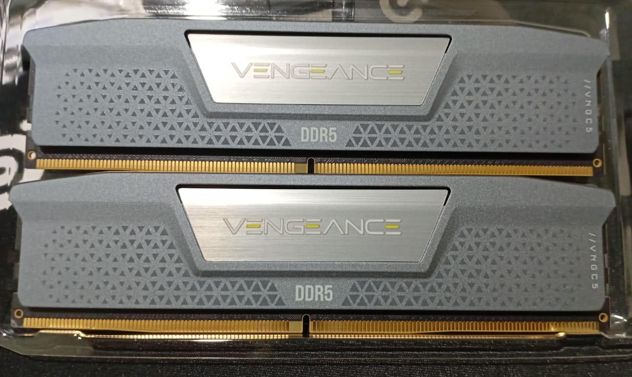 CORSAIR Vengeance DDR5 RAM 32GB (2x16GB) 6400MHz CL36-48-48-104 1.35V AMD Expo Intel XMP 3.0 Desktop Computer Memory - Gray (CMK32GX5M2B6400Z36) customer photo 2