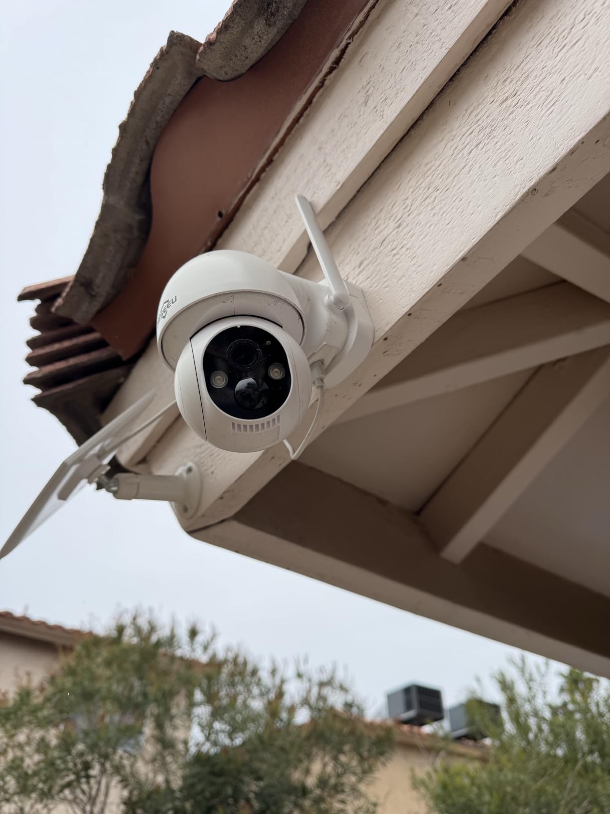 Hiseeu Solar Camera Wireless Outdoor, Home Security Camera System, 2.4G & 5G WiFi, Solar-Powered 4MP 4 Cam-Kit, Color Night Vision, 360° View, Pan & Tilt, 1TB HDD Local Recording, No Subscription customer photo 1