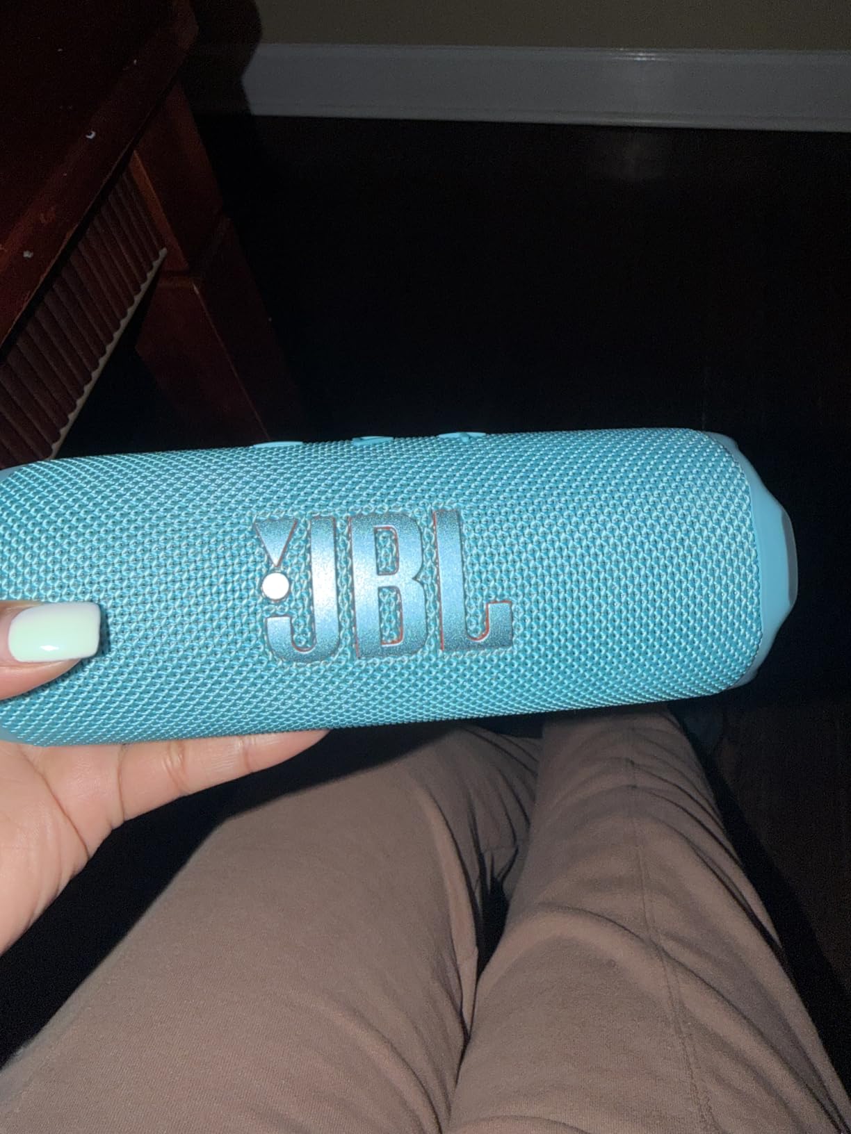 JBL Flip 7 - Portable Waterproof and Drop-Proof Speaker, Bold JBL Pro Sound with AI Boost, 16 Hours of Playtime (Black) customer photo 2