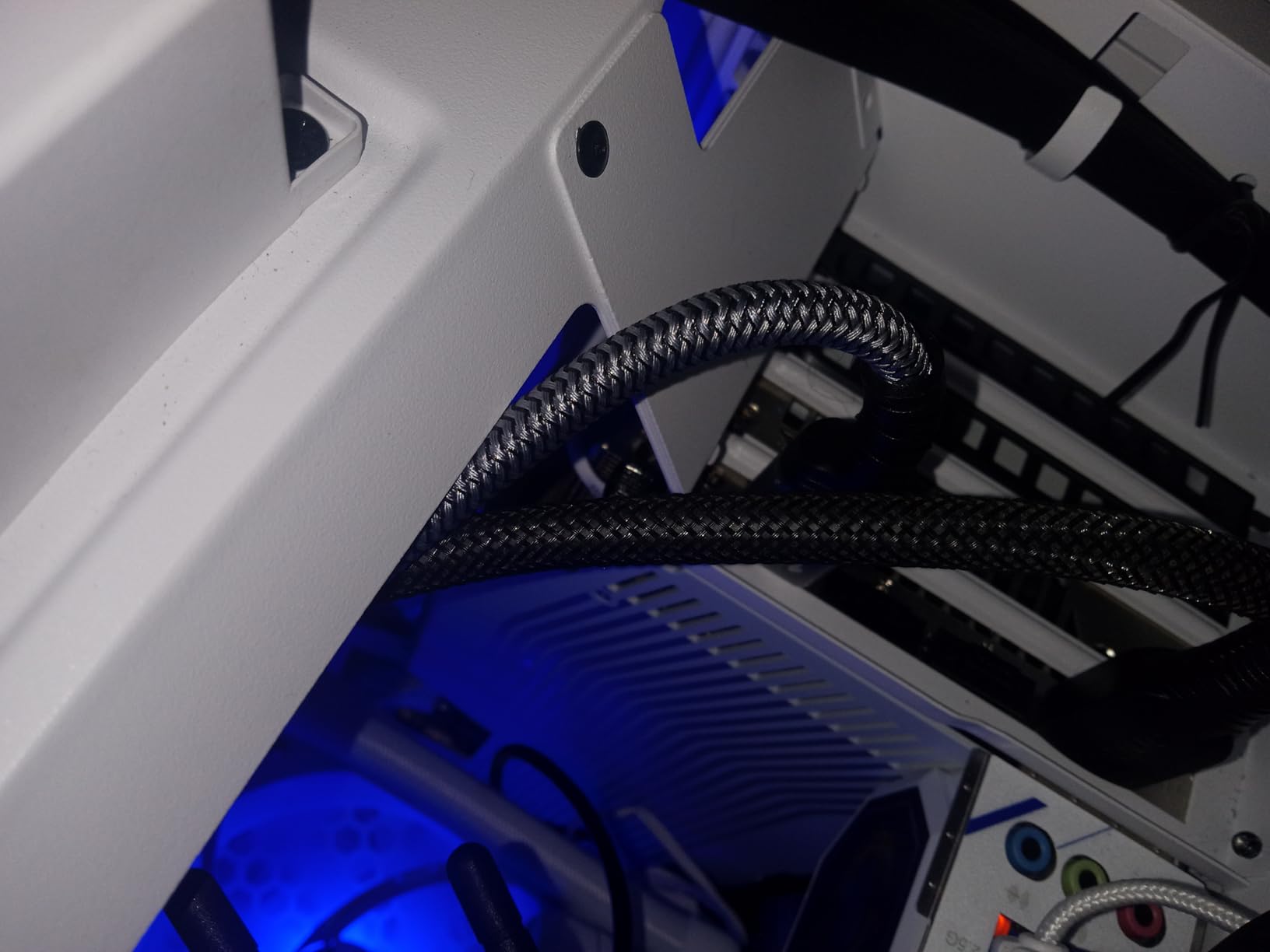 Highwings 80Gbps Displayport Cable 2.1 6.6FT, 16K@60Hz, 8K@120Hz, 4K@240Hz, DP 2.1 Cable 16K Braided Cord, Compatible with HDR10 DSC 1.2a, G-Sync FreeSync Gaming PC, Gaming Monitor 5090, AMD 7900XTX customer photo 1