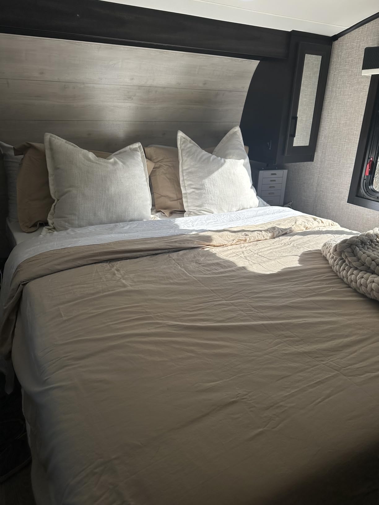 Love's cabin 4 Piece Queen Sheet Set, Cooling Sheets, 100% Rayon Derived from Bamboo, Breathable & Soft Queen Size Bed Set, Deep Pocket Up to 16