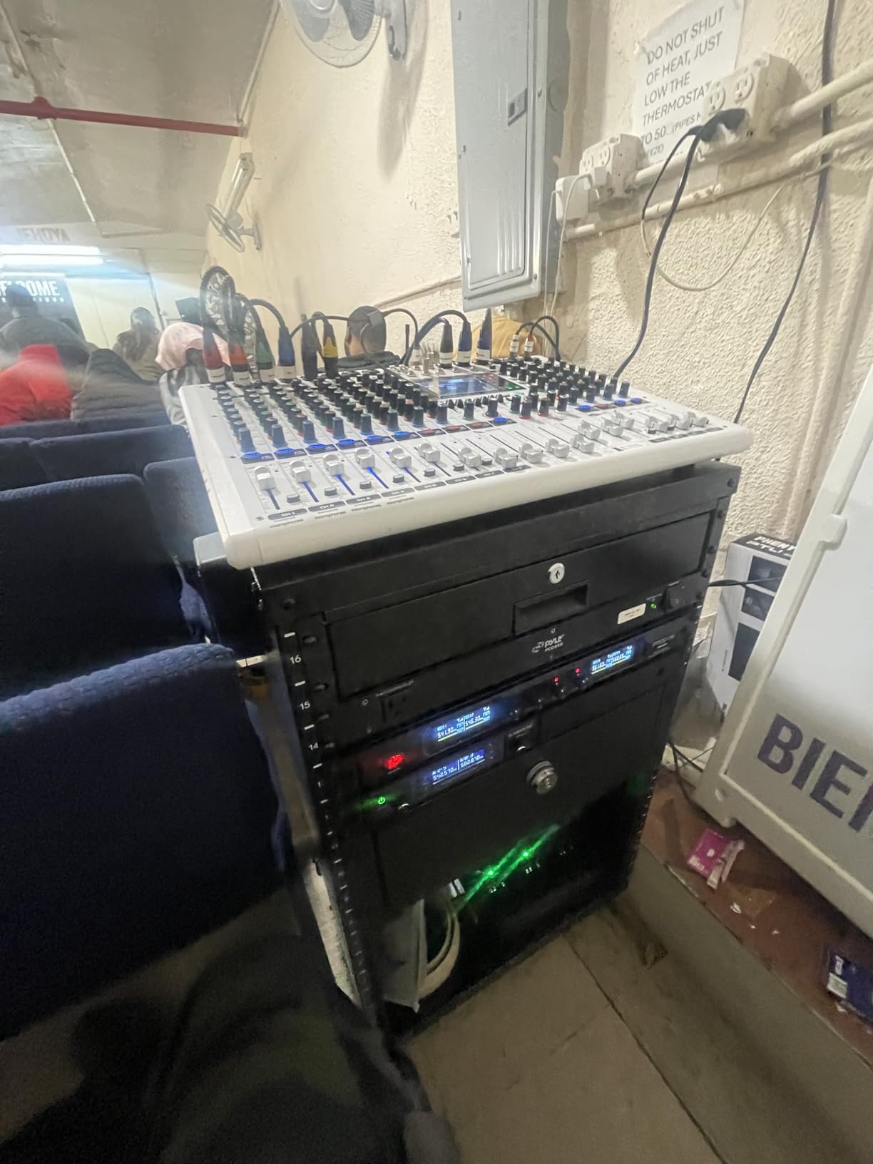 VEVOR 12U AV Rack Stand with Caster Wheels, Component Rack Cabinet Recording Studio Racks, Removable Side Panels, Universal Network Server Case, Special Vents for 19'' Audio Video Rack Mounting customer photo 2