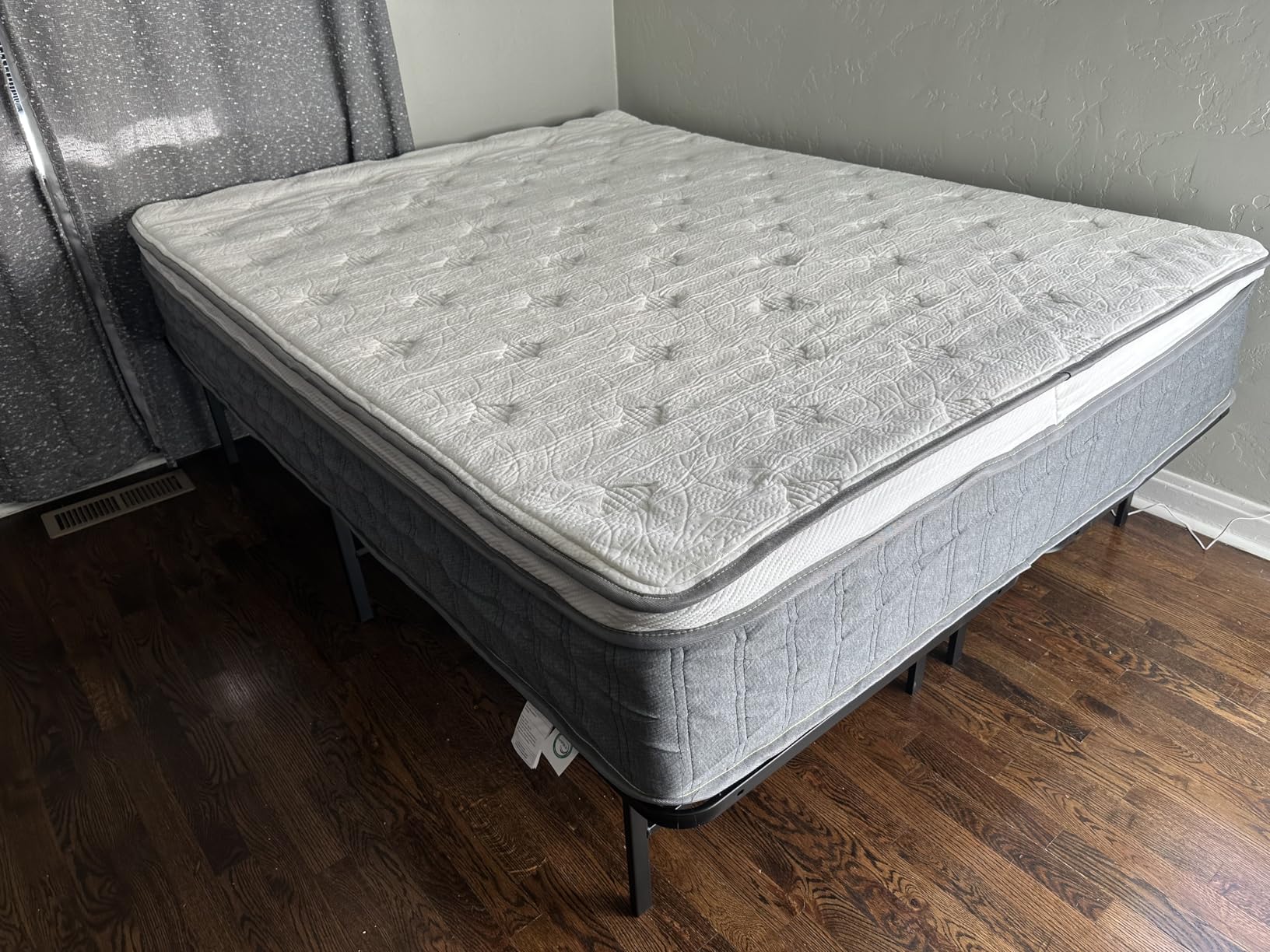 Amazon Basics Metal Bed Frame, Non-Foldable Platform Bed, Easy Assembly, Queen, Black customer photo 1