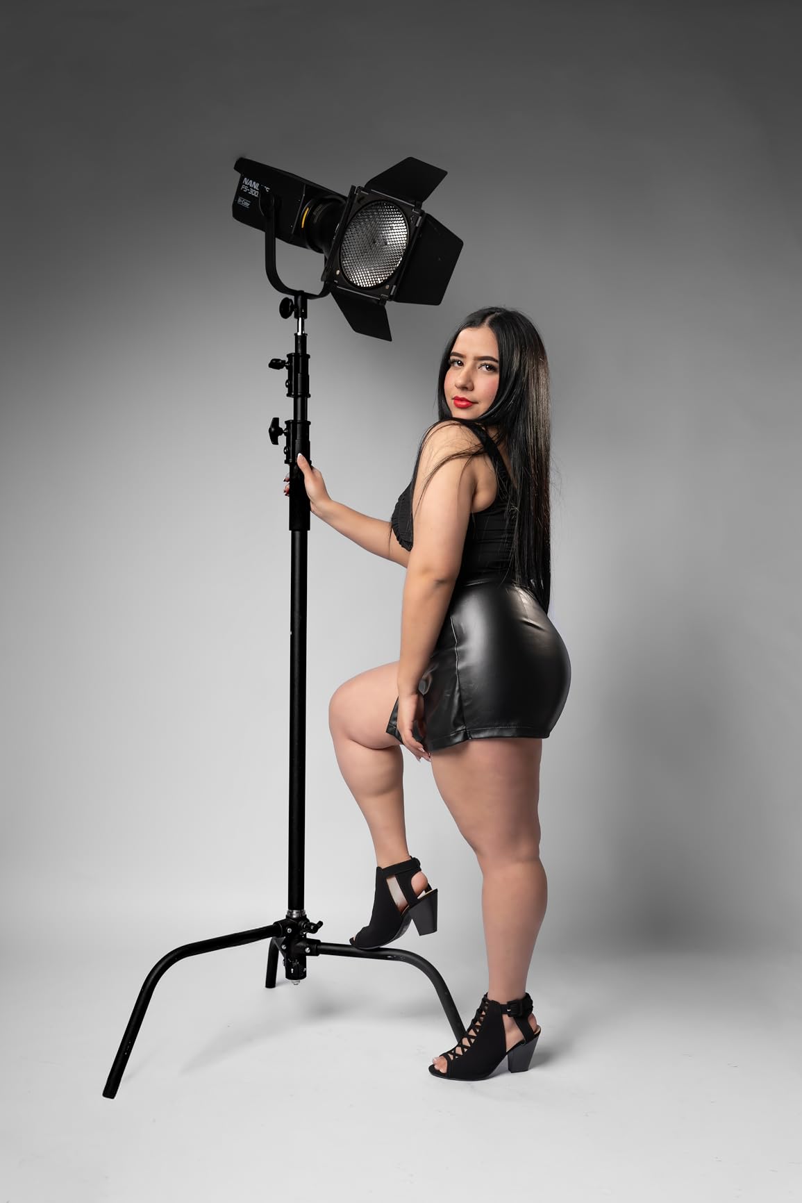 Nanlite FS-300B 350W Bi-Color LED Spotlight-2700K-6500K Adjustable CRI 96,App Control,Led Video Light Bowens Mount for Photography/Videography/YouTube/TikTok Content Creation & Live Streaming customer photo 1