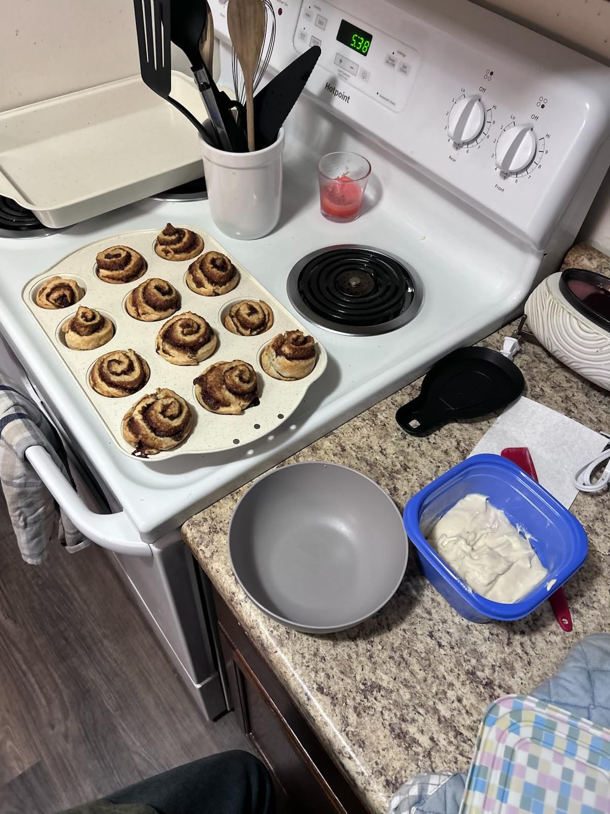 Kikcoin 22 PCS Nonstick Baking Pans Set, Stackable Bakeware Sets with Silicone Handles, 450°F Oven Safe Baking Sheet Set, Easy Release Cookie Sheets for Baking, Cream customer photo 1