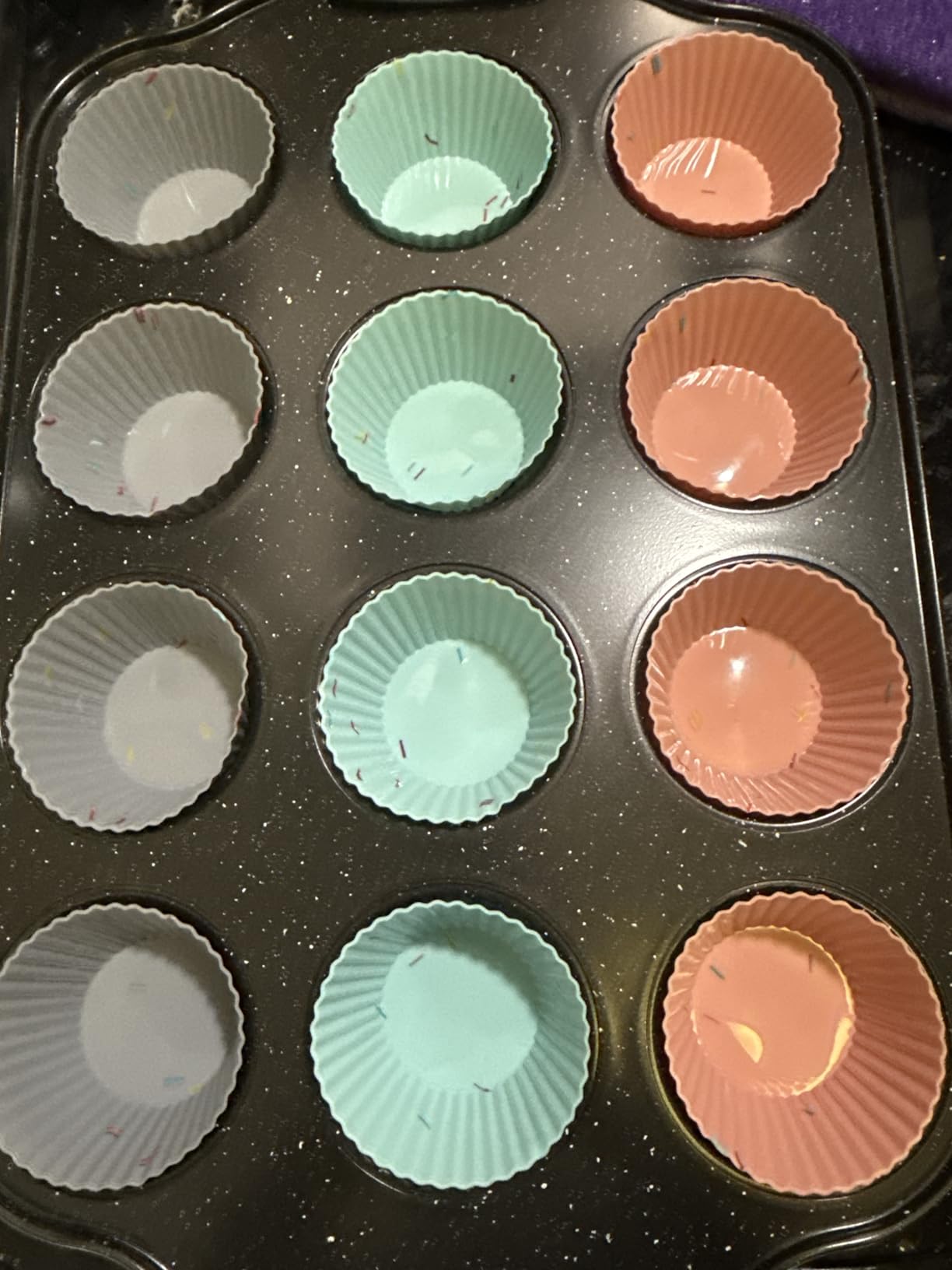 Kikcoin 22 PCS Nonstick Baking Pans Set, Stackable Bakeware Sets with Silicone Handles, 450°F Oven Safe Baking Sheet Set, Easy Release Cookie Sheets for Baking, Cream customer photo 2