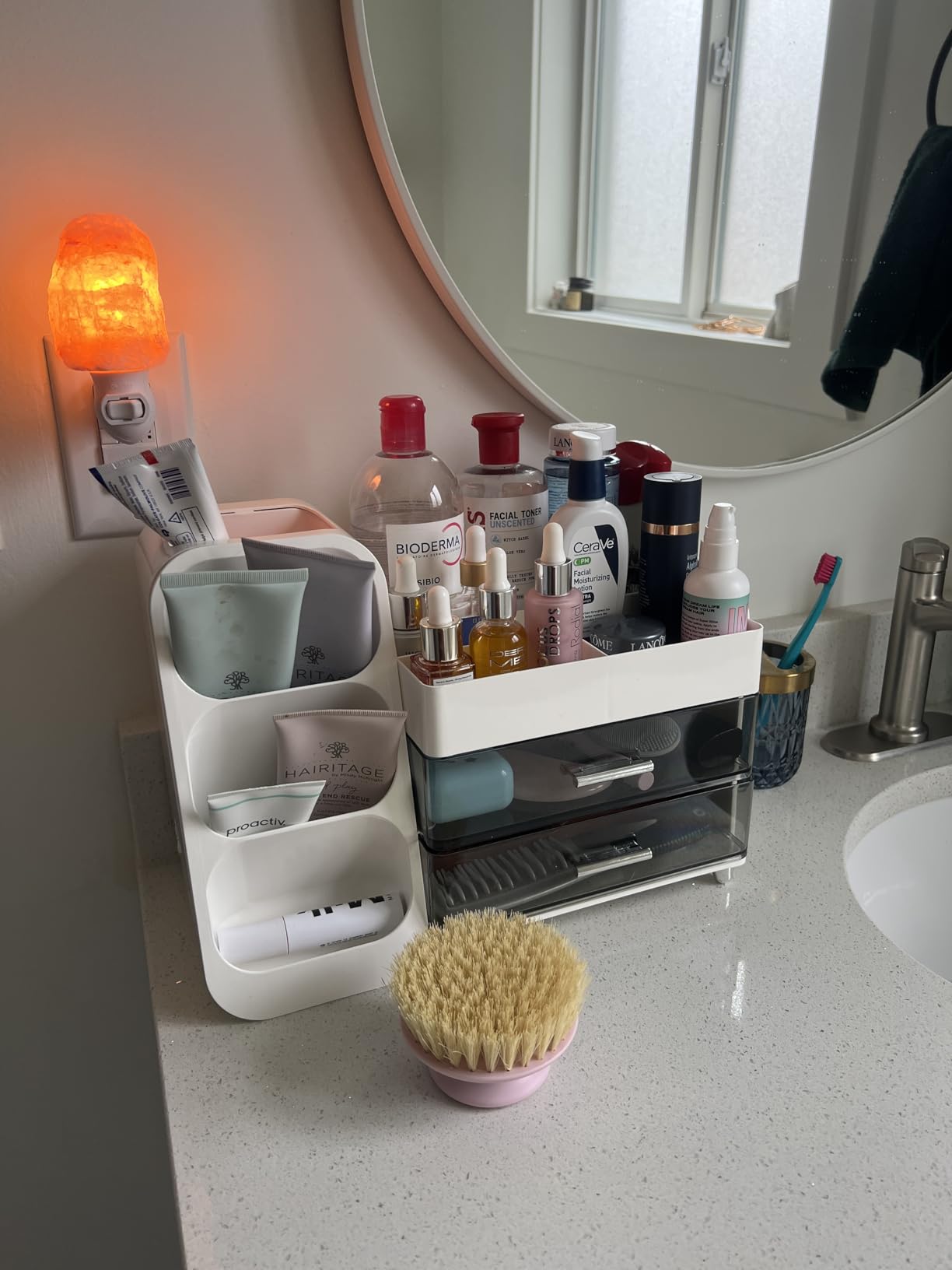 HBlife Makeup Organizer with Brush Holder for Vanity, Large Plastic Bathroom Countertop Organizer Skin Care Storage, Easy to Store Lipsticks, Nail Polishes, Perfumes, Eyeshadow Palettes, All White customer photo 1