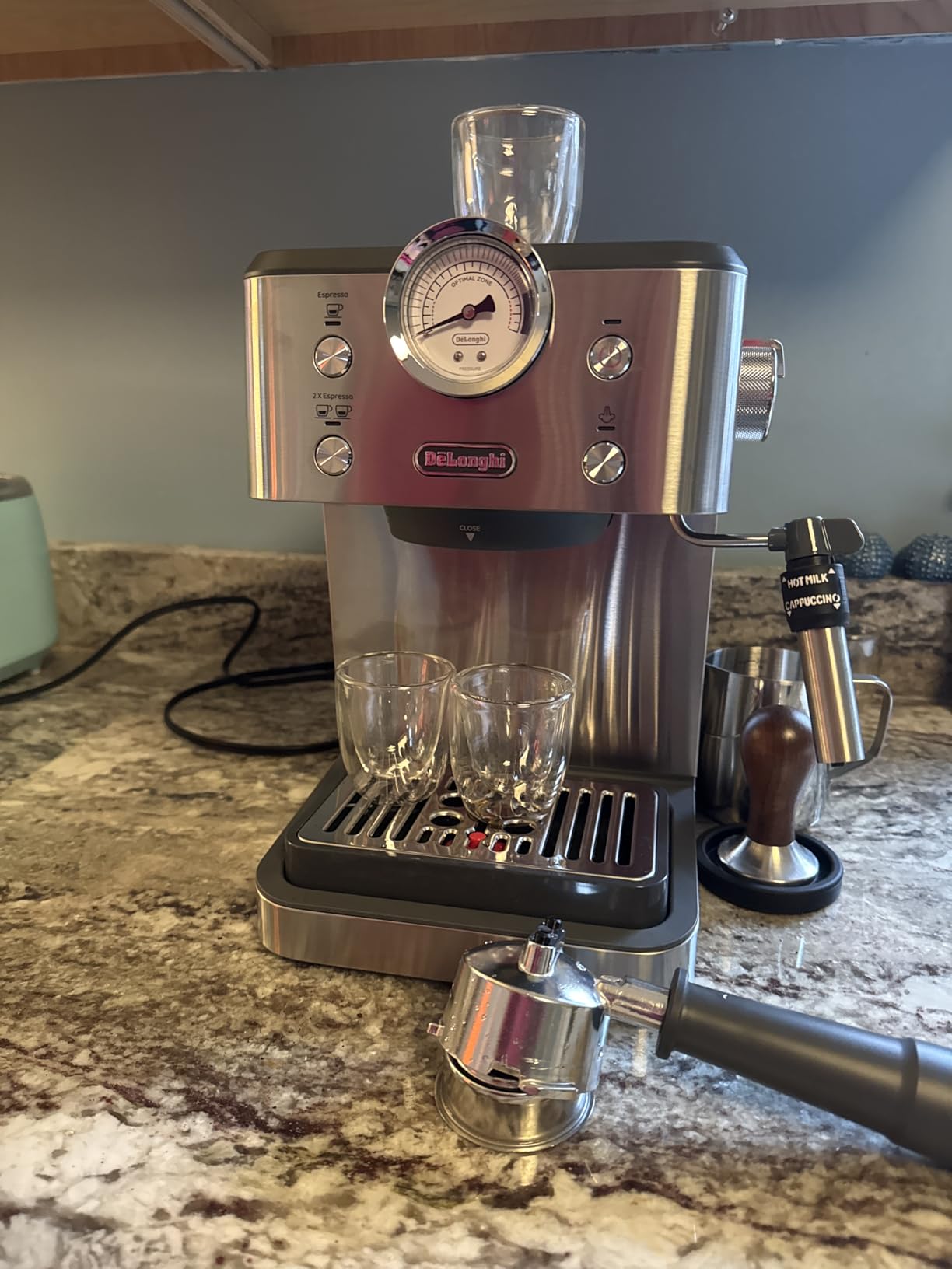 De'Longhi Classic Espresso Machine with Milk Frother, 15-Bar Pump & Temperature Control - Barista Coffee Maker Kit for Espresso, Latte, Cappuccino & Iced customer photo 2