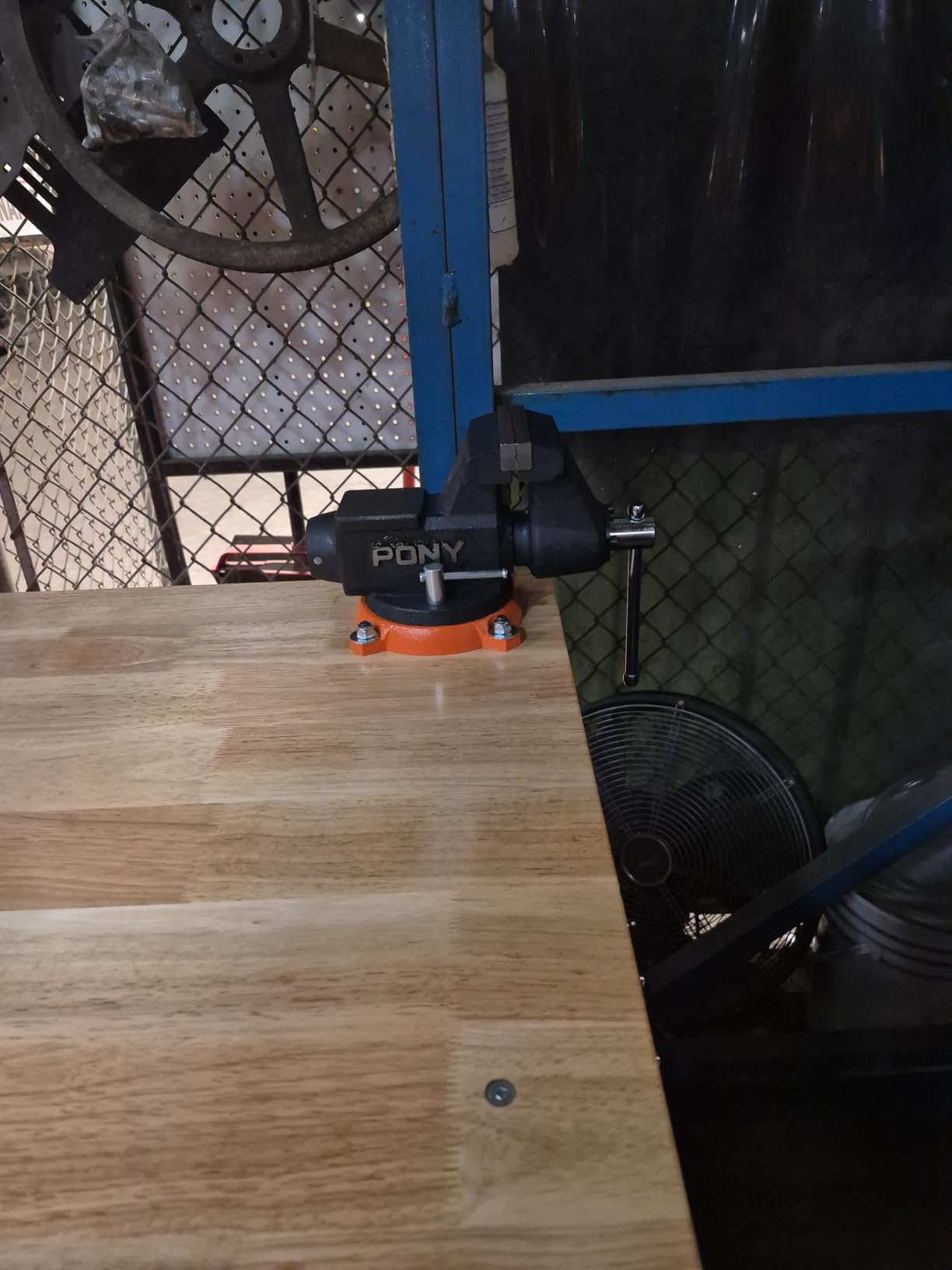 PONY 4 Inch Heavy Duty Bench Vise 4400LBS Clamping Force, Pro Workshop Workbench Vise with 360-Degree Rotatable Base and Anvil, 4-Inch Jaw Opening and Width for Woodworking, Drilling, Pipe Cutting customer photo 2