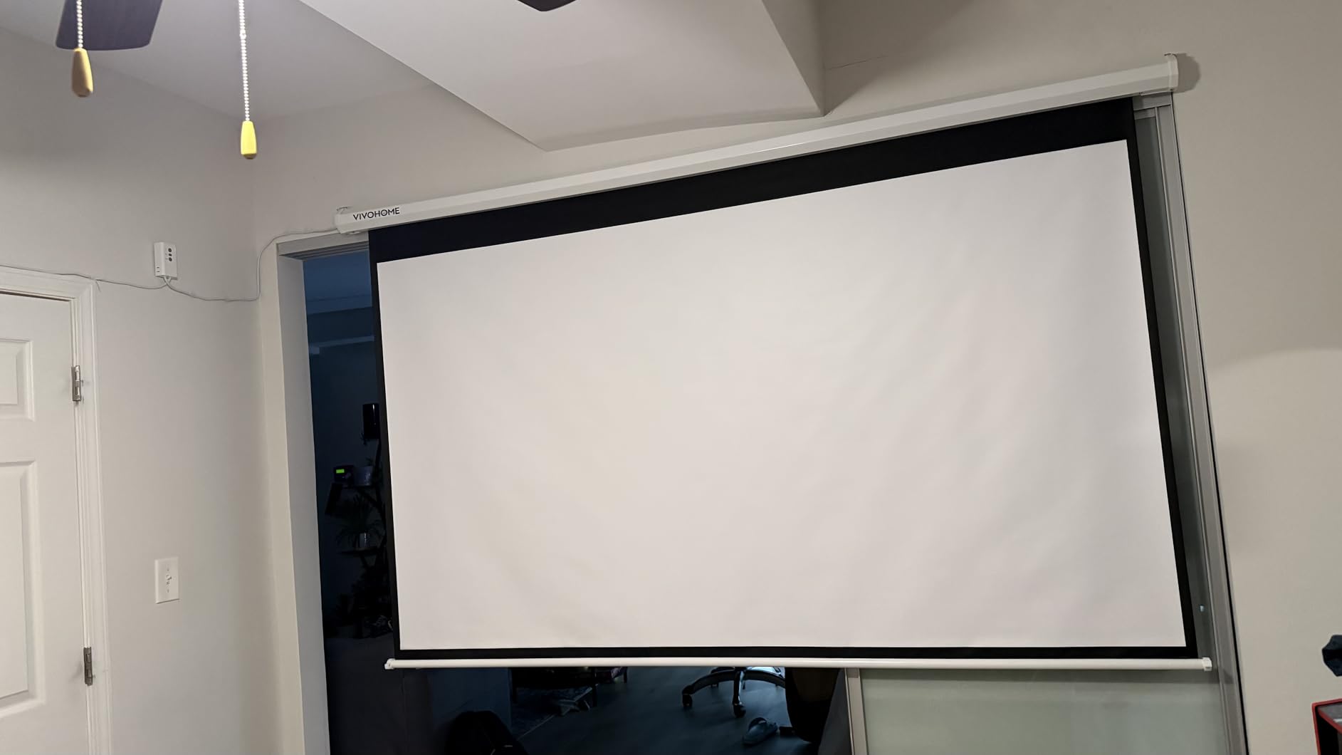 VIVOHOME Motorized Projector Screen with Remote, 16:9 100 Inch Auto Electric Projection Screen, HD 4K Movie Screen for Home Theater, Cinema, Office customer photo 1