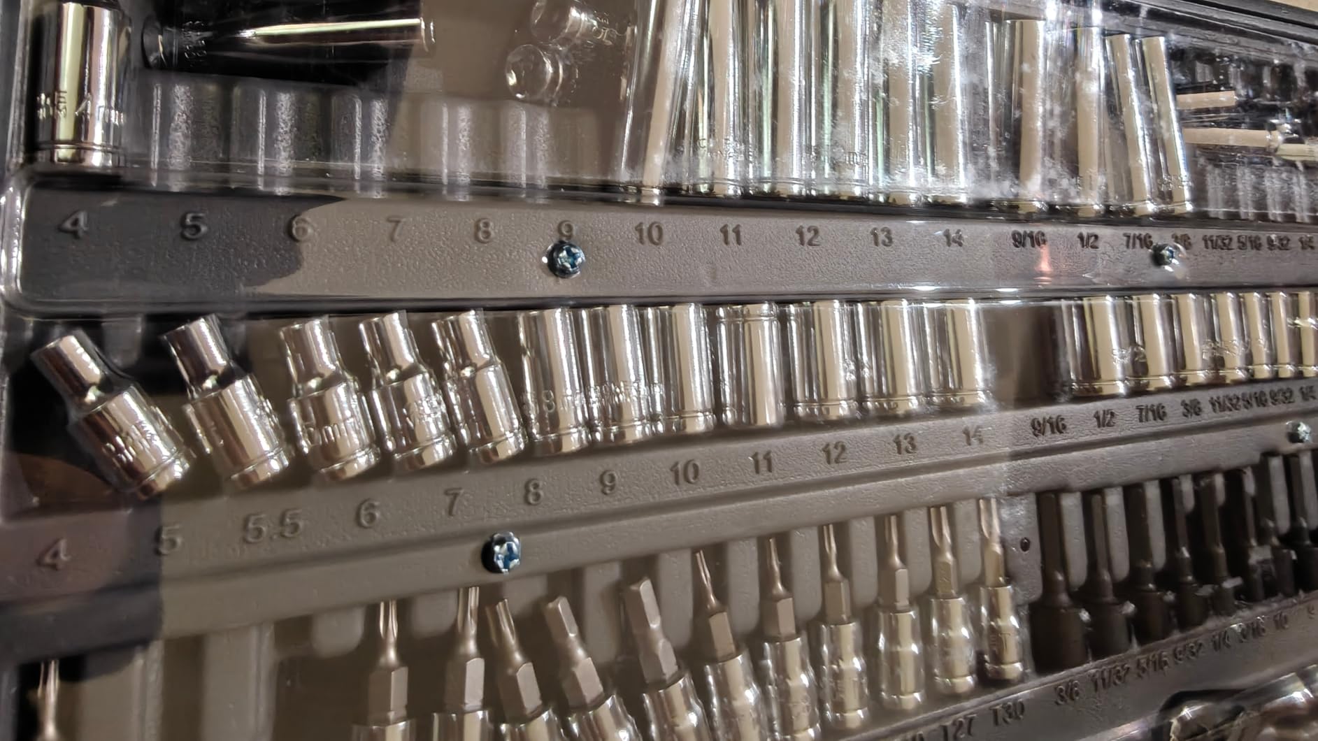 Amazon Basics 287-Piece Mechanic Tool Set with Sockets, Ratchets & Wrenches - 3-Drawer Case customer photo 1