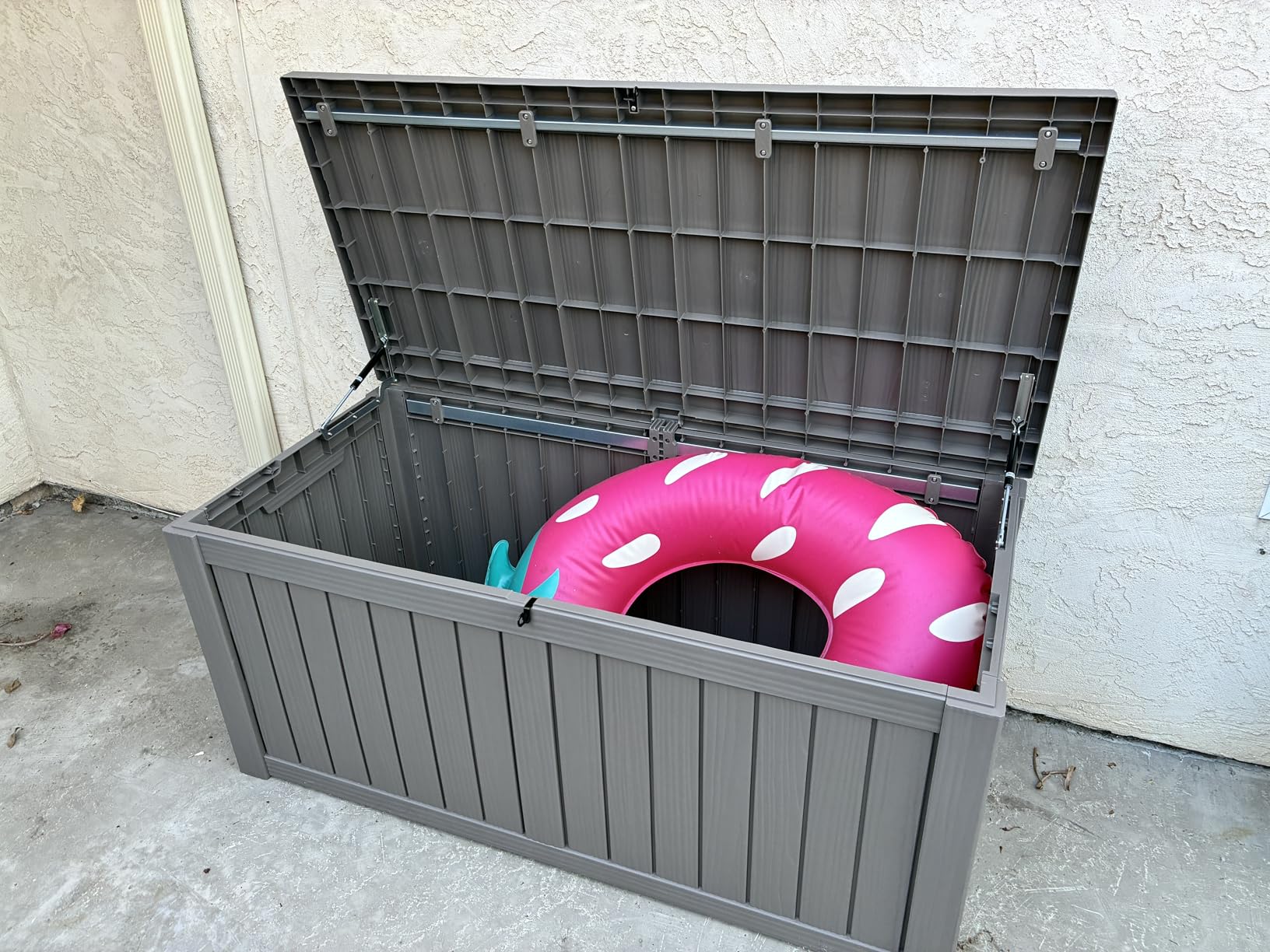 TARKARI 320 Gallon Lockable Resin Deck Box, Waterproof & UV-Resistant Outdoor Storage Box for Outdoor Cushion Storage, Garden Tools & Pool Accessories Storage, Black customer photo 2