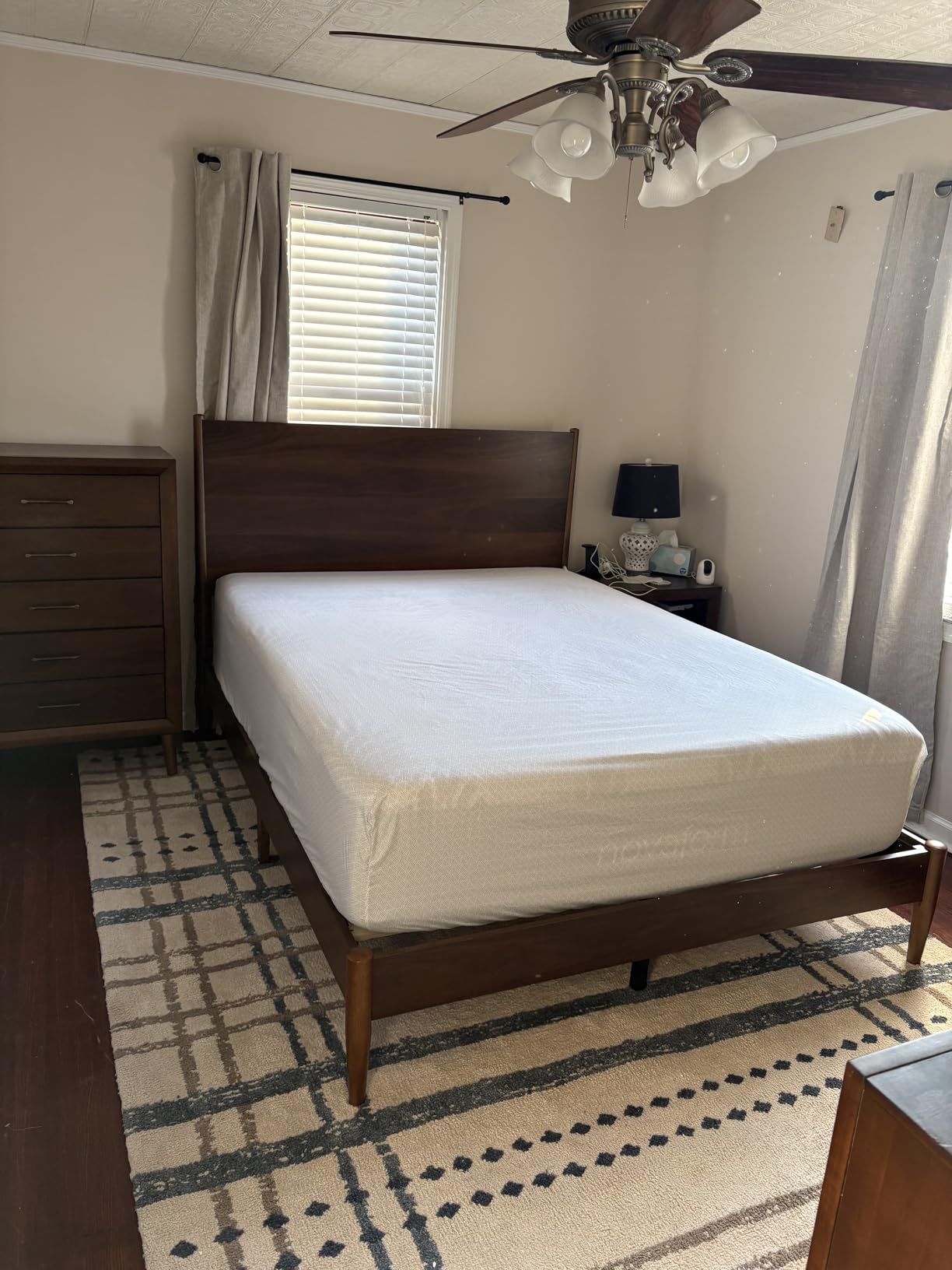 Amazon Basics Lightweight Super Soft Breathable Microfiber 4-Piece Bed Sheet Set, Queen, Oliver Light, Solid customer photo 1