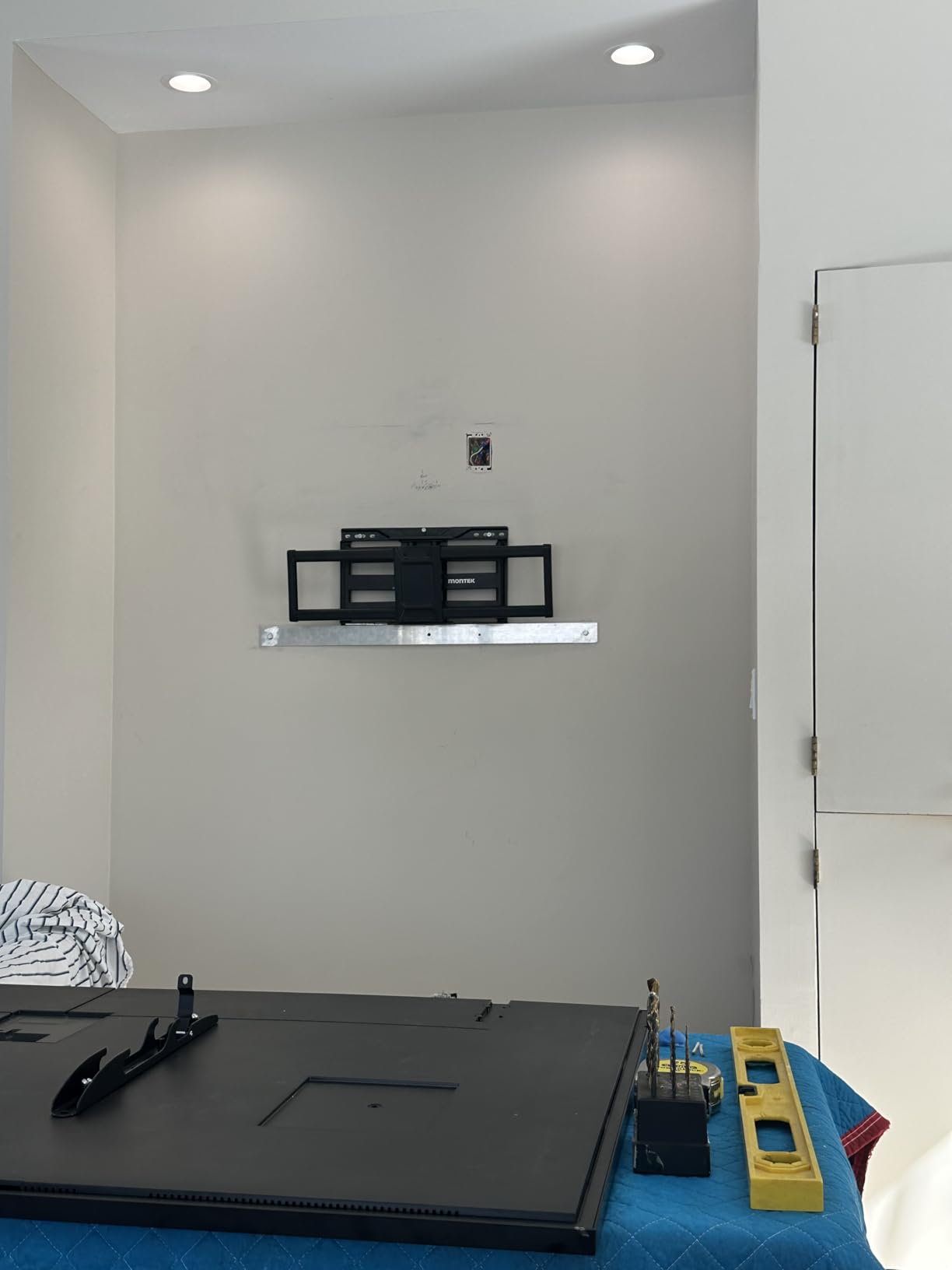 monTEK Heavy Duty TV Wall Mount for 37-90 inch TV up to 165lbs, 4X Load Tested, Full Motion with Dual Articulating Arms, Tool-Free Tilt, Swivel and Extend, VESA 200x100 to 600x400, Fits 12 to 16 Studs customer photo 1