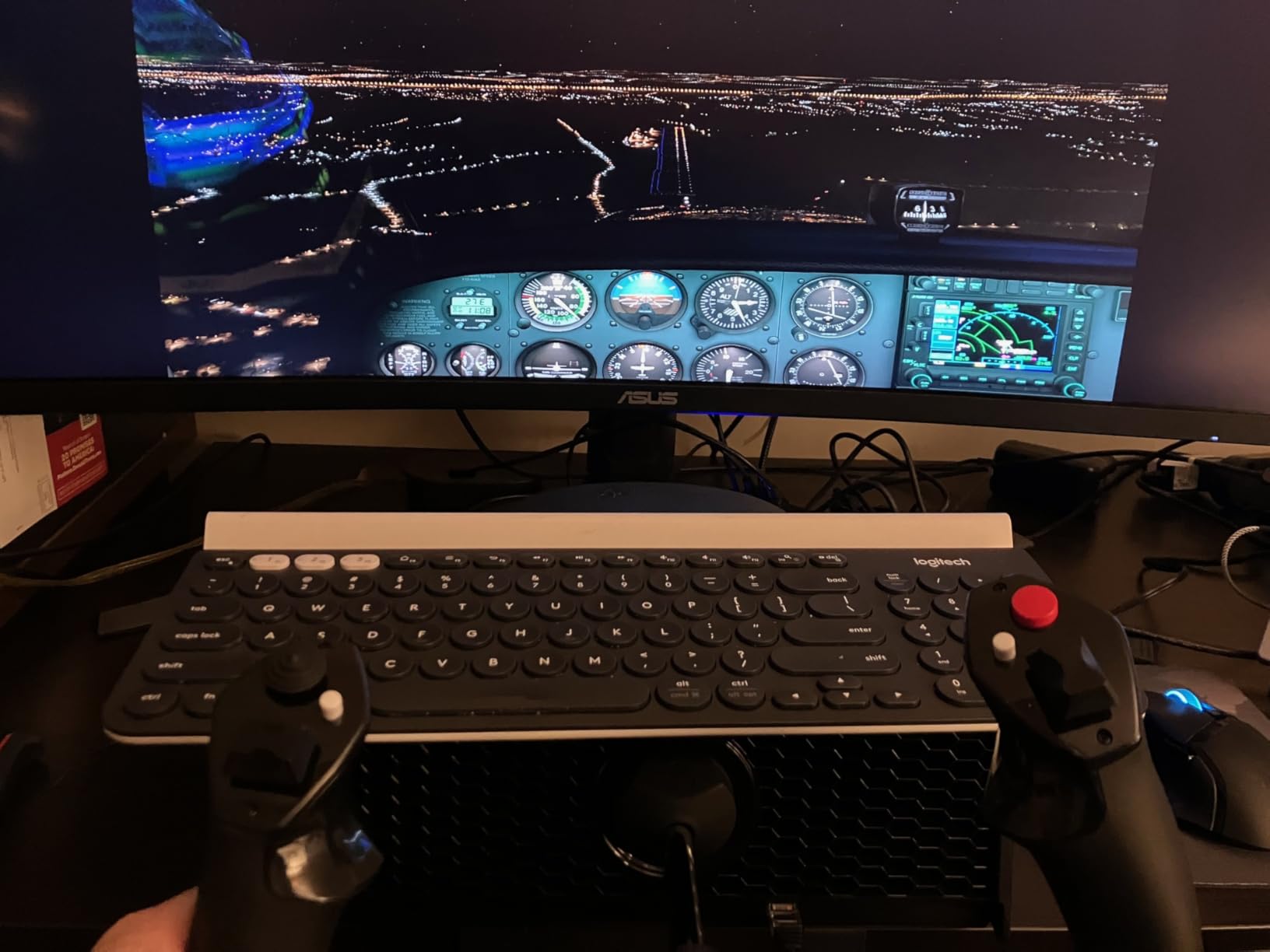 Honeycomb Alpha LITE - compact yoke for flight simulation, 180 rotation, programmable buttons, sturdy steel shaft, clear design perfect for sim beginners, plug & fly with MSFS 2024 customer photo 2