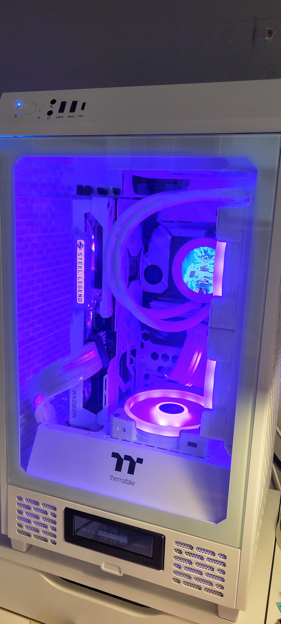 AMD Radeon RX 9070 XT Steel Legend 16GB White GPU customer photo 1