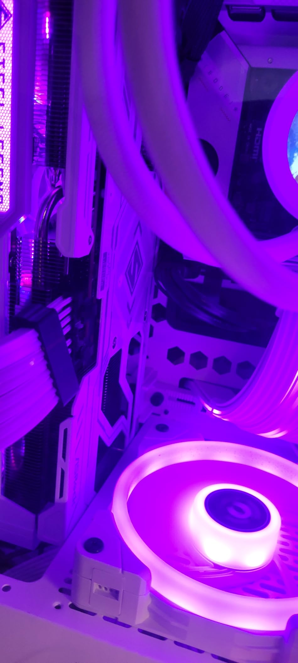 AMD Radeon RX 9070 XT Steel Legend 16GB White GPU customer photo 2