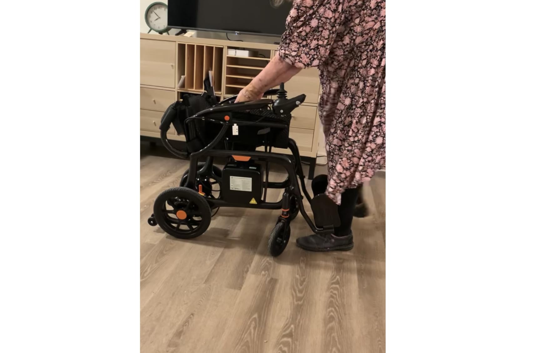 28lbs Ultralight 28 Miles Long Range 100% Carbon Fiber Travel Electric Wheelchairs for Adults, FreeWink Foldable Portable Electric Wheelchairs with 2 Lithium Batteries for All Terrain Airline Approved customer photo 2